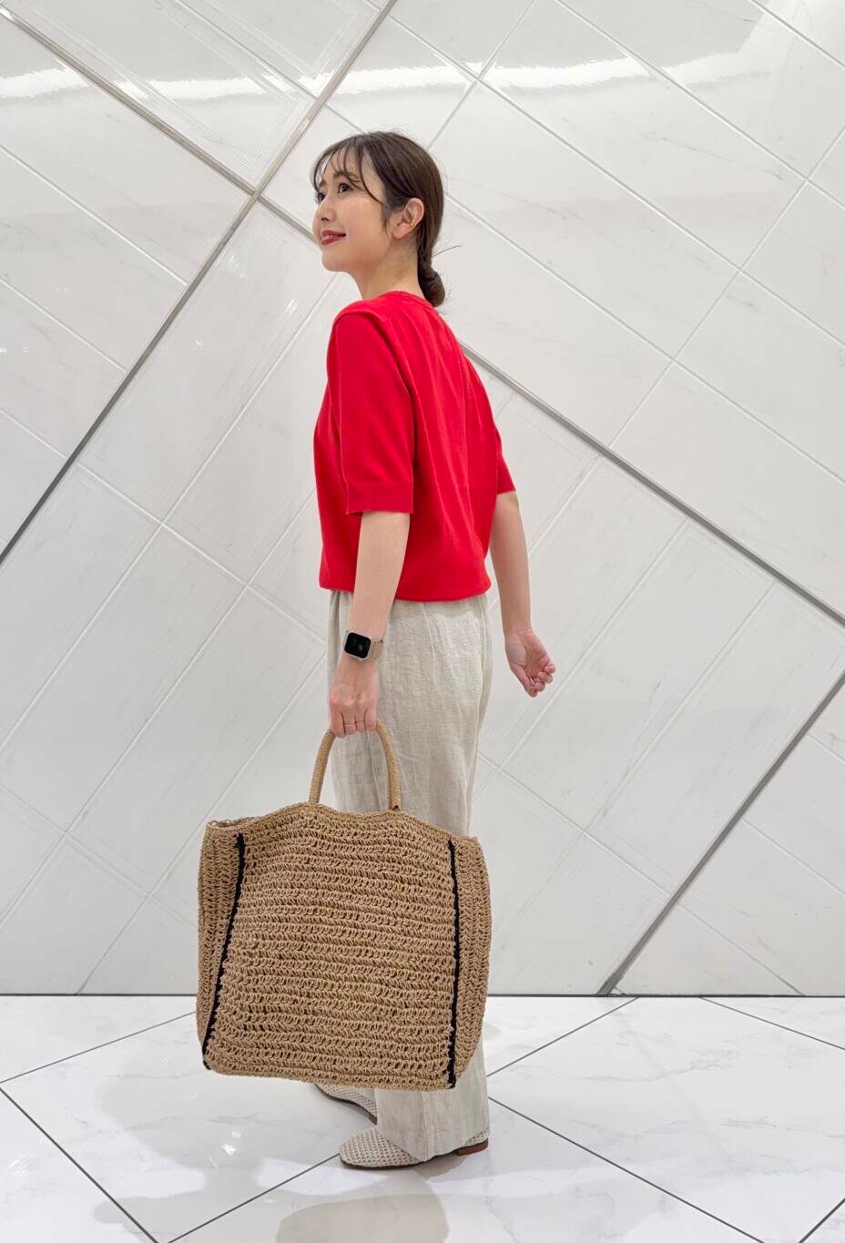 ベージュ系のその他パンツ、ベージュ系のトートバッグ、ホワイト系のバレエシューズを着用したレディースの春コーディネートの5枚目の写真