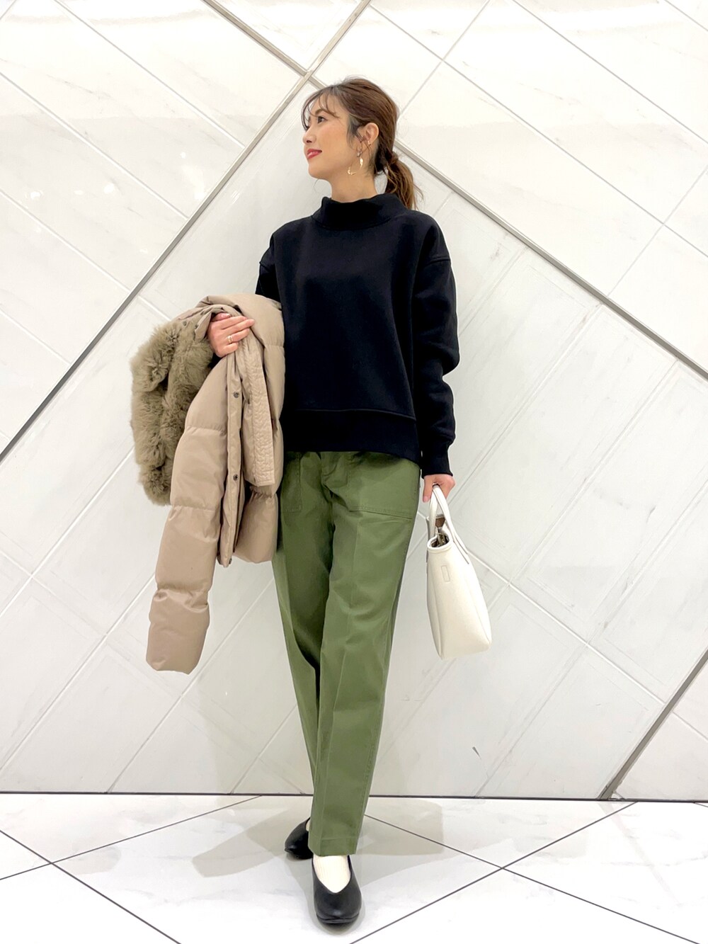 「ダウンジャケット、アーバンリサーチ、大人カジュアル、ベイカーパンツ、シンプルコーデ、URBAN RESEARCH、ゆるコーデ、URBAN RESEARCH DOORS、アーバンリサーチドアーズ、オトナカジュアル」｜「URBAN RESEARCHのプチテープショルダースクエアトートバッグ（トートバッグ、ホワイト系）」を使った、イノウエ ユミさん（レディース・158cm）の冬コーディネートの4枚目の写真
