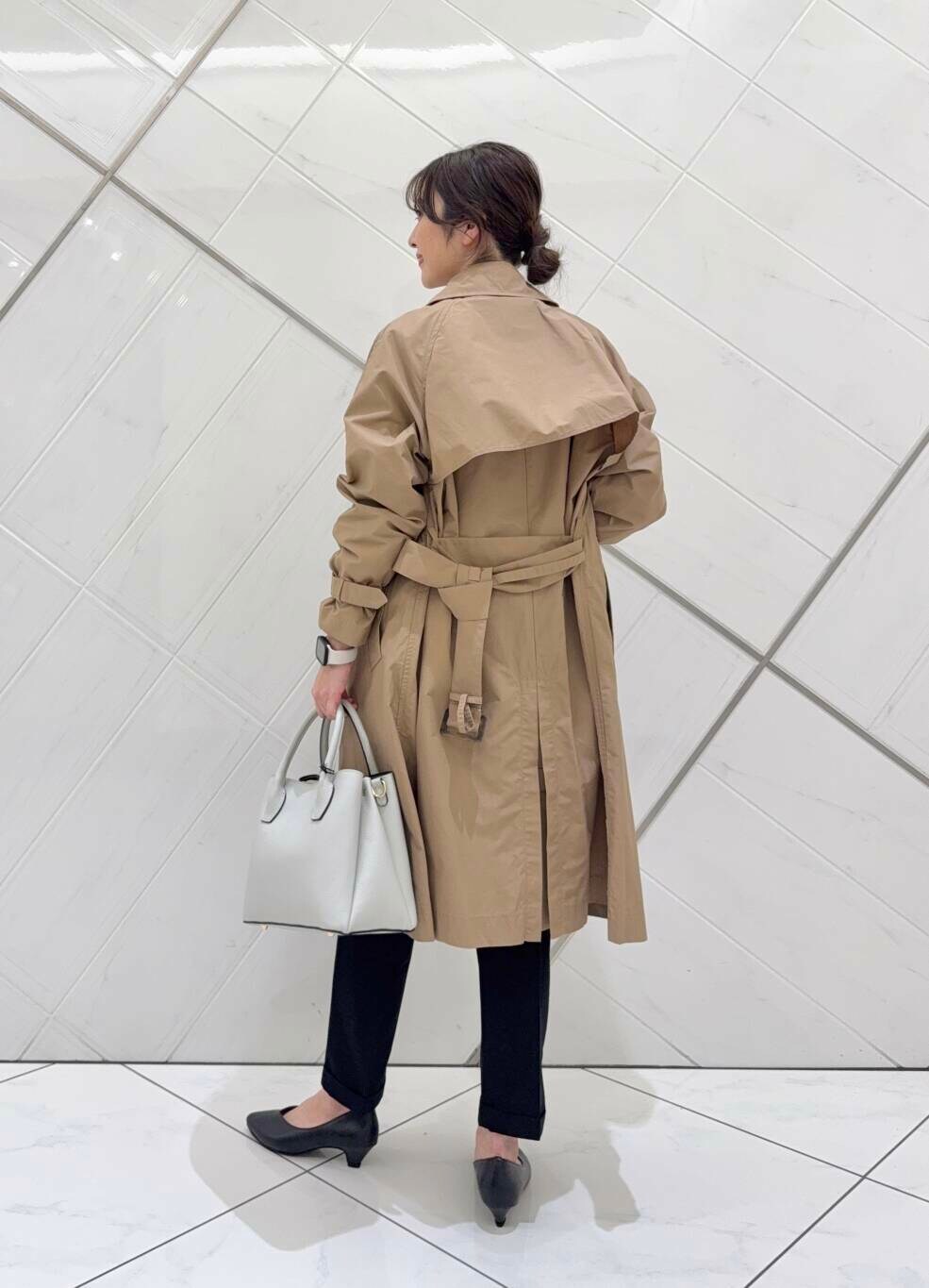 ホワイト系のショルダーバッグ、ホワイト系のシャツ/ブラウス、ブラック系のベストを着用したレディースの冬コーディネートの7枚目の写真