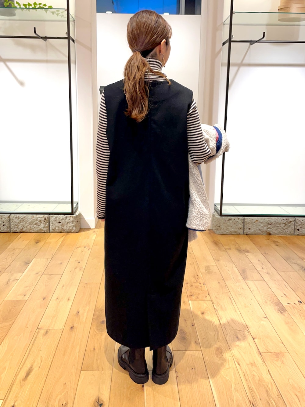 「ストール、タートルネック、大人カジュアル、サイドゴアブーツ、patagonia、ジャンパースカート、ママコーデ、URBAN RESEARCH DOORS、アーバンリサーチドアーズ、オトナカジュアル」｜「URBAN RESEARCH DOORSのボーダーリブタートル（ニット/セーター、グレー系）」を使った、イノウエ ユミさん（レディース・158cm）の冬コーディネートの5枚目の写真