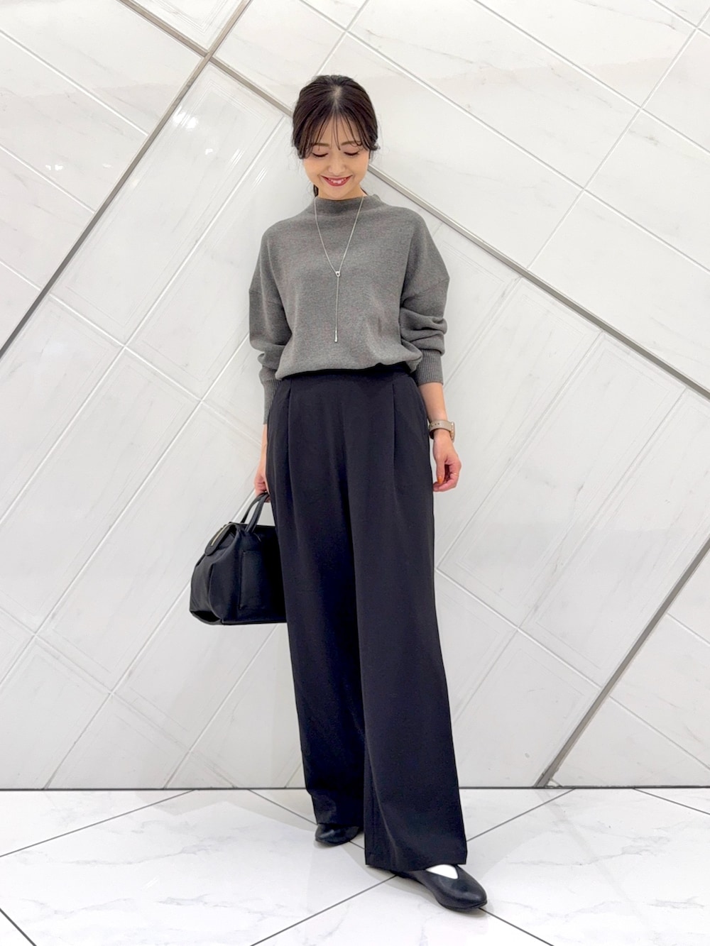 ブルー系のシャツ/ブラウス、グレー系のニット/セーター、ブラック系のその他パンツを着用したレディースの秋コーディネートの6枚目の写真