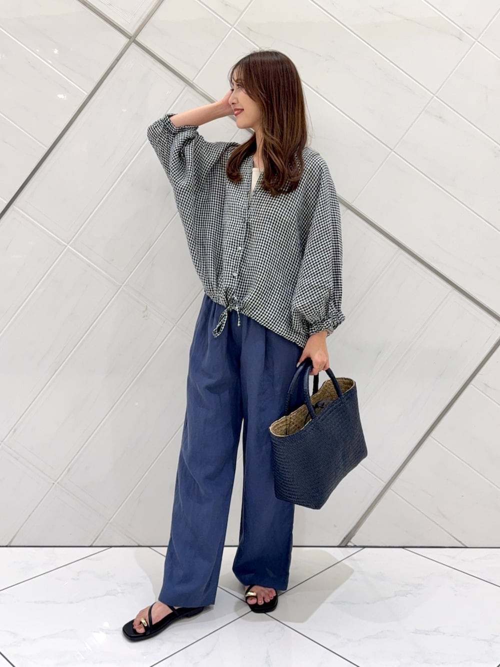 ブルー系のその他パンツ、ブルー系のトートバッグ、ブラック系のサンダルを着用したレディースの夏コーディネートの4枚目の写真