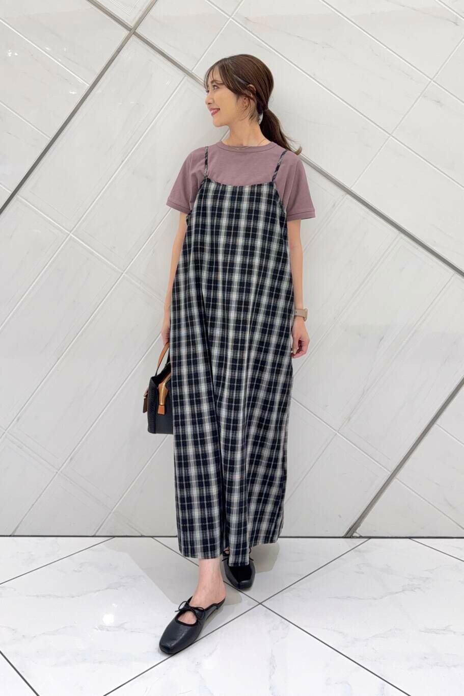 ブラック系のトートバッグ、ブラック系のサンダル、レッド系のTシャツ/カットソーを着用したレディースの夏コーディネートの4枚目の写真