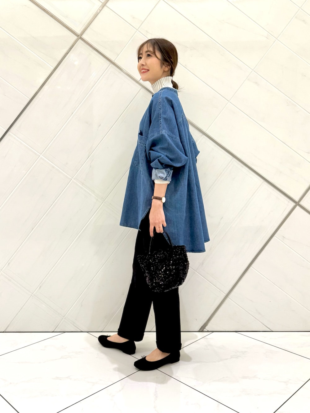 ブルー系のシャツ/ブラウス、グレー系のその他パンツ、ブラック系のバレエシューズを着用したレディースの秋コーディネートの3枚目の写真