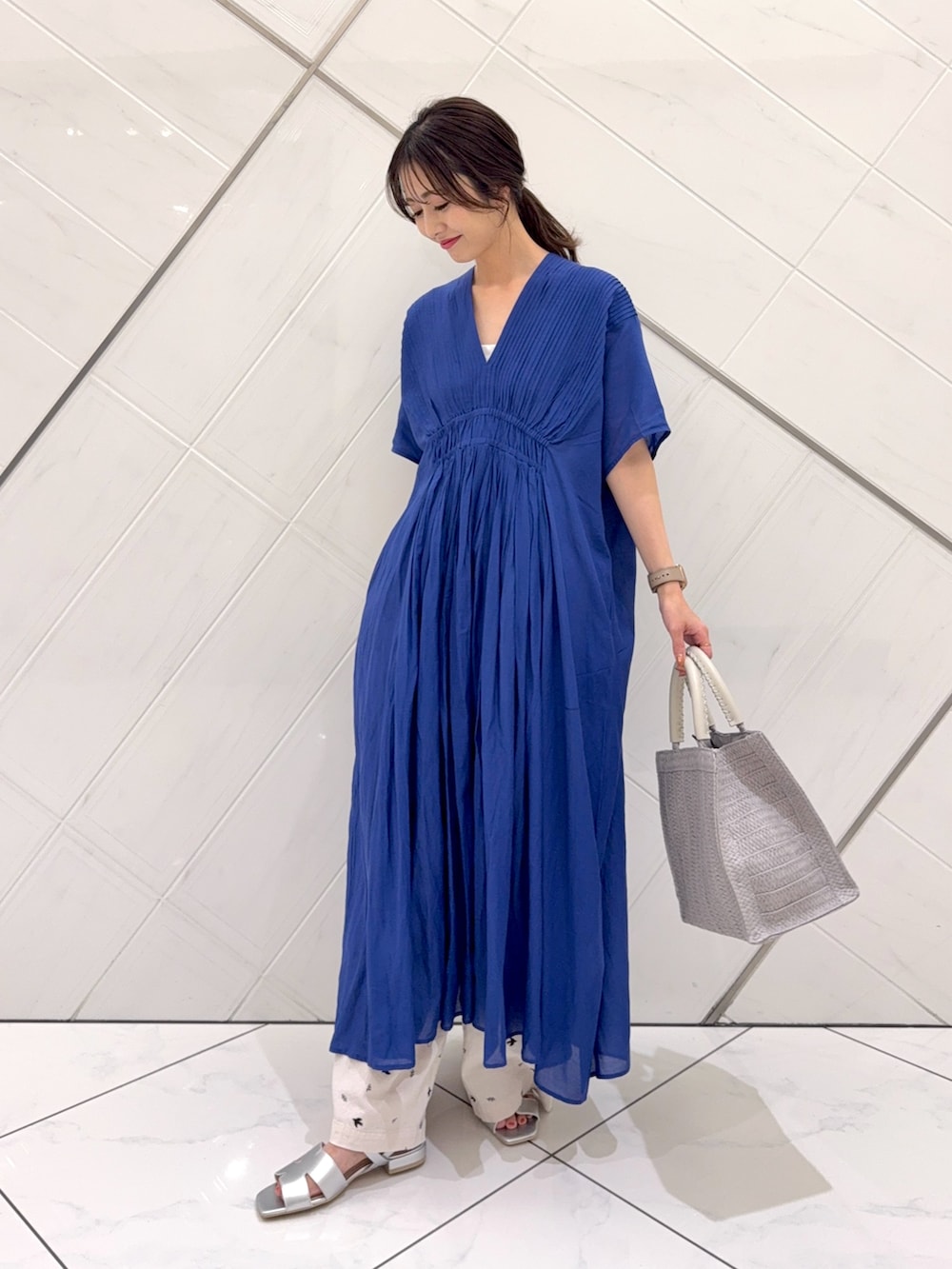 ブルー系のワンピース、グレー系のハンドバッグ、ホワイト系のその他パンツを着用したレディースの春コーディネートの2枚目の写真