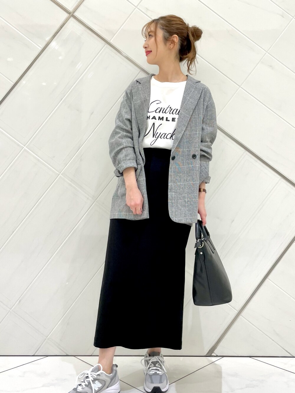 「スニーカー、タイトスカート、ジャケット、ロゴT、New Balance、スニーカーコーデ、お出かけコーデ、ママコーデ、URBAN RESEARCH DOORS、春服コーデ」|「MARCO BIANCHINIのMARCO BIANCHINI ビッグトート(トートバッグ、ブラック系)」を使った、イノウエ ユミさん(レディース・158cm)の春コーディネートの4枚目の写真