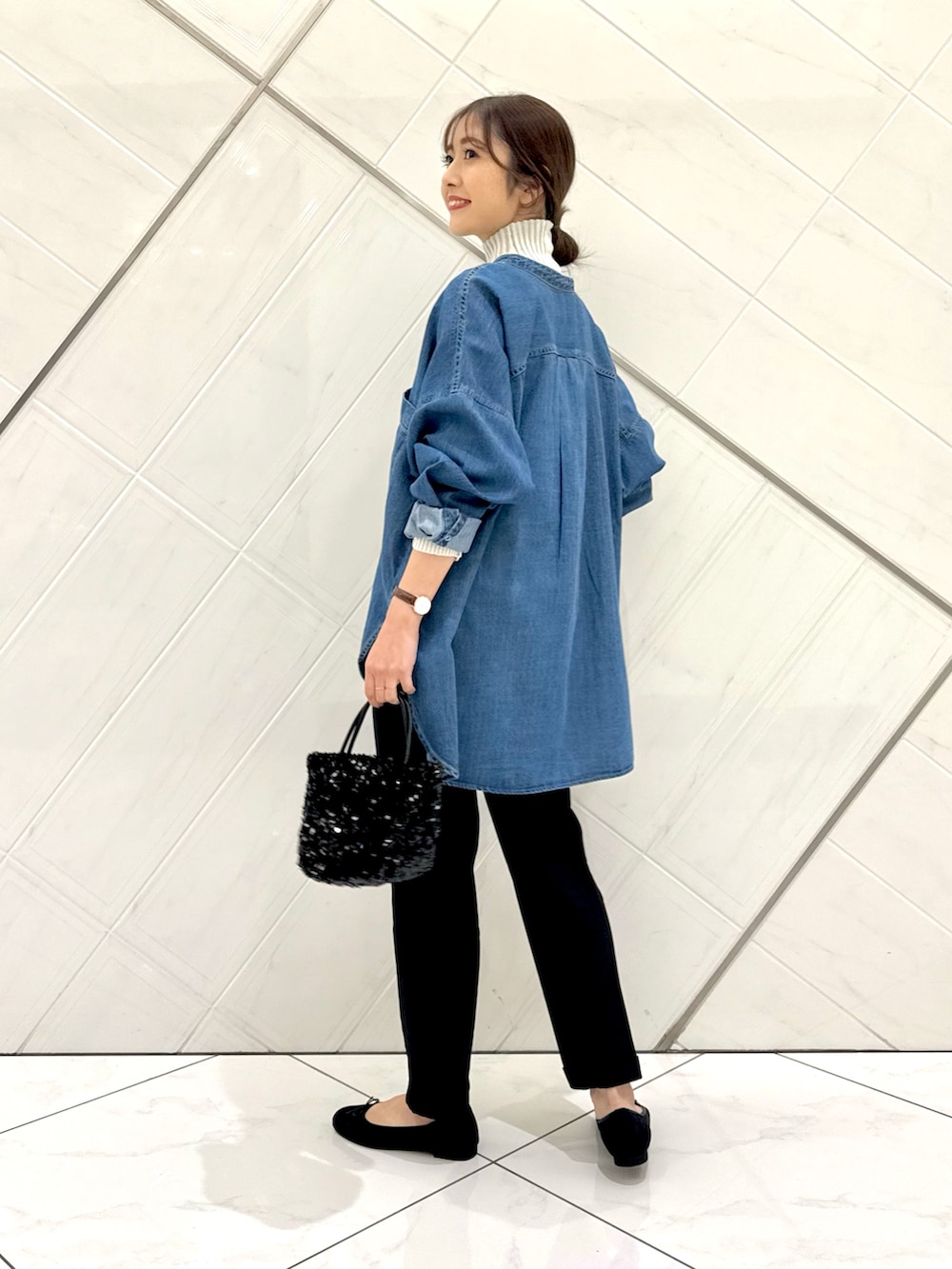 ブルー系のシャツ/ブラウス、グレー系のその他パンツ、ブラック系のバレエシューズを着用したレディースの秋コーディネートの4枚目の写真