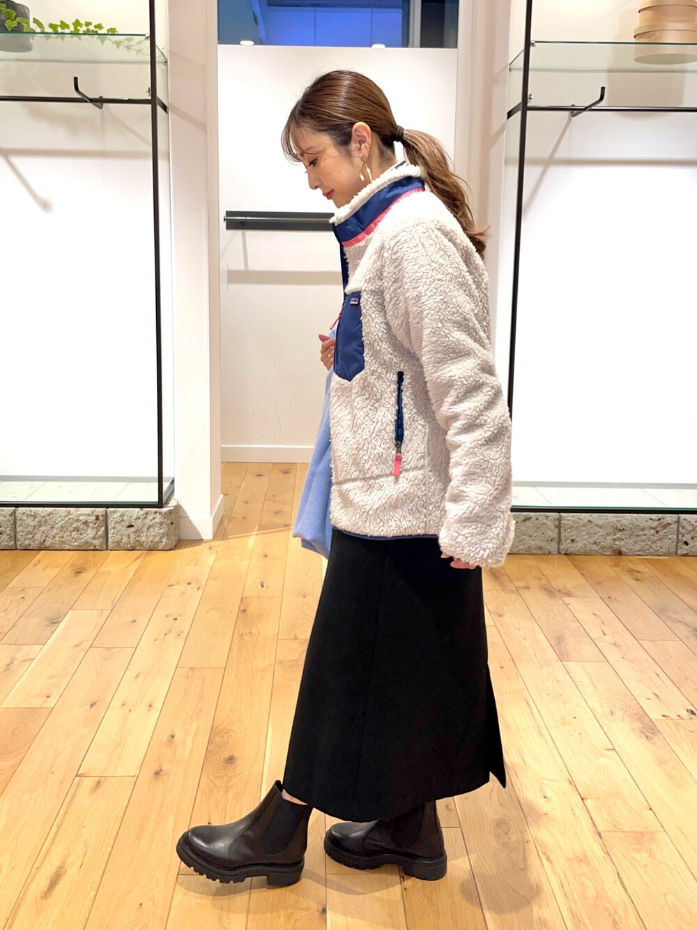 「ストール、タートルネック、大人カジュアル、サイドゴアブーツ、patagonia、ジャンパースカート、ママコーデ、URBAN RESEARCH DOORS、アーバンリサーチドアーズ、オトナカジュアル」｜「URBAN RESEARCH DOORSのボーダーリブタートル（ニット/セーター、グレー系）」を使った、イノウエ ユミさん（レディース・158cm）の冬コーディネートの2枚目の写真