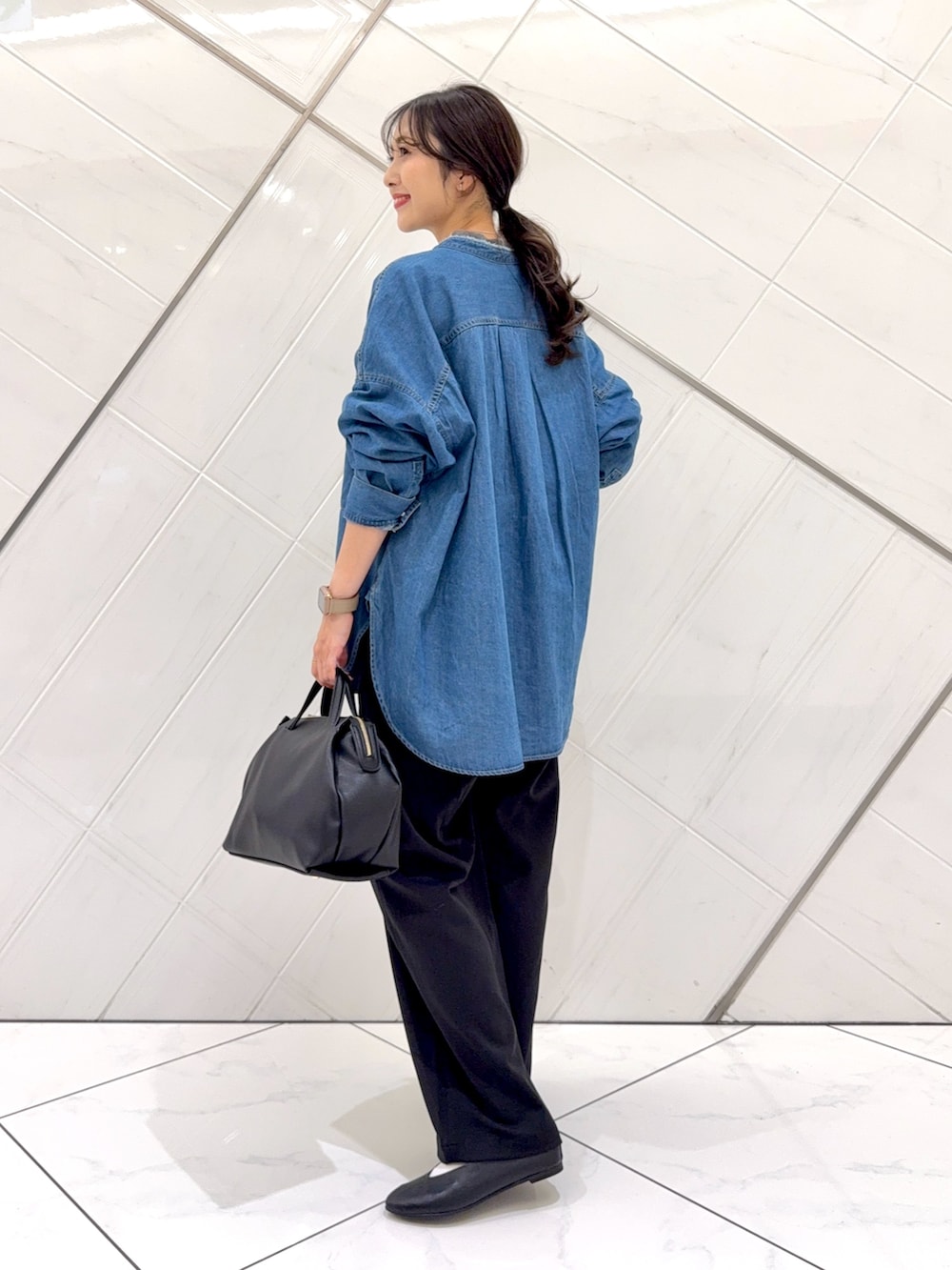 ブルー系のシャツ/ブラウス、グレー系のニット/セーター、ブラック系のその他パンツを着用したレディースの秋コーディネートの4枚目の写真