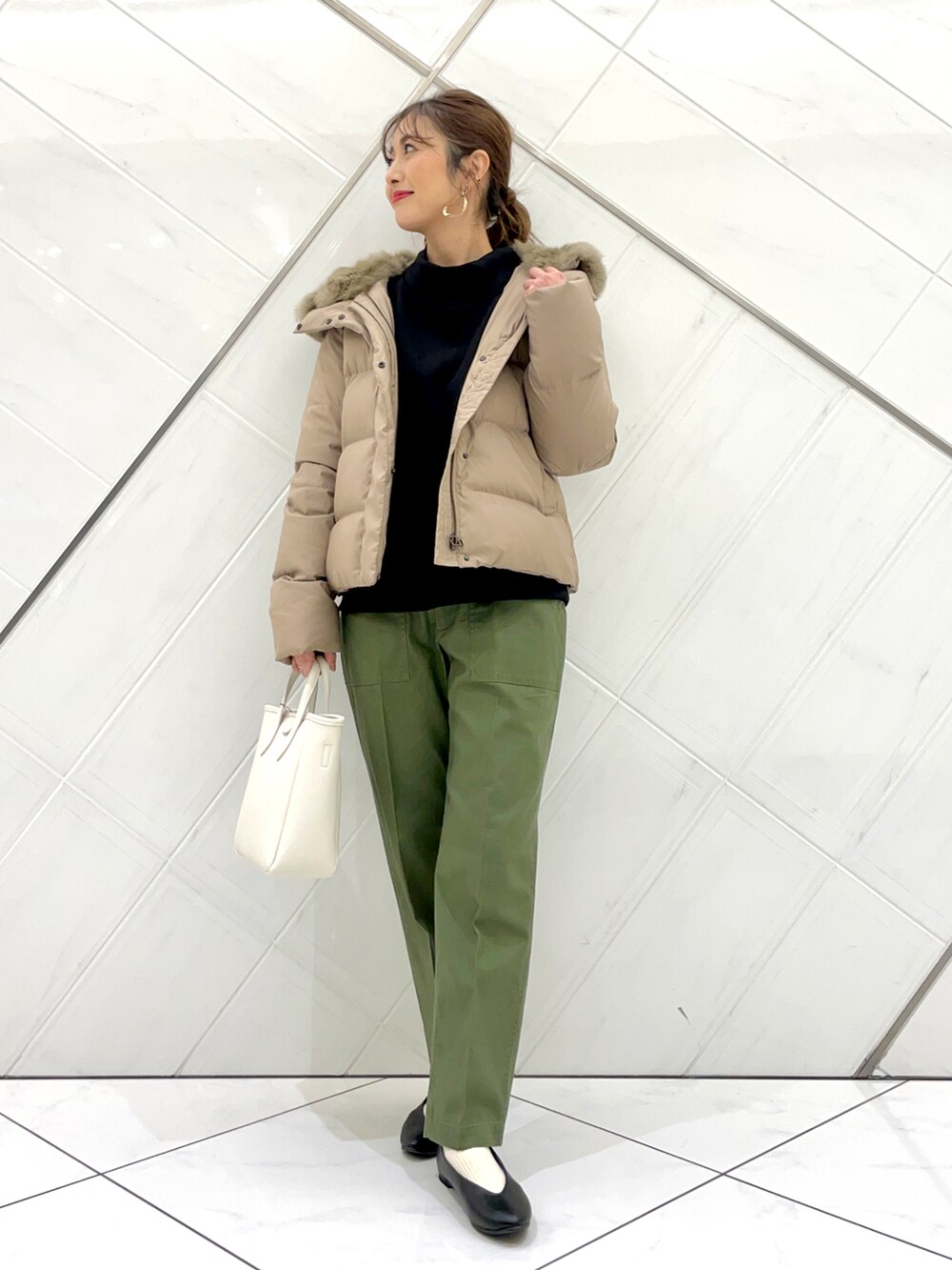 「ダウンジャケット、アーバンリサーチ、大人カジュアル、ベイカーパンツ、シンプルコーデ、URBAN RESEARCH、ゆるコーデ、URBAN RESEARCH DOORS、アーバンリサーチドアーズ、オトナカジュアル」｜「URBAN RESEARCHのプチテープショルダースクエアトートバッグ（トートバッグ、ホワイト系）」を使った、イノウエ ユミさん（レディース・158cm）の冬コーディネートの2枚目の写真