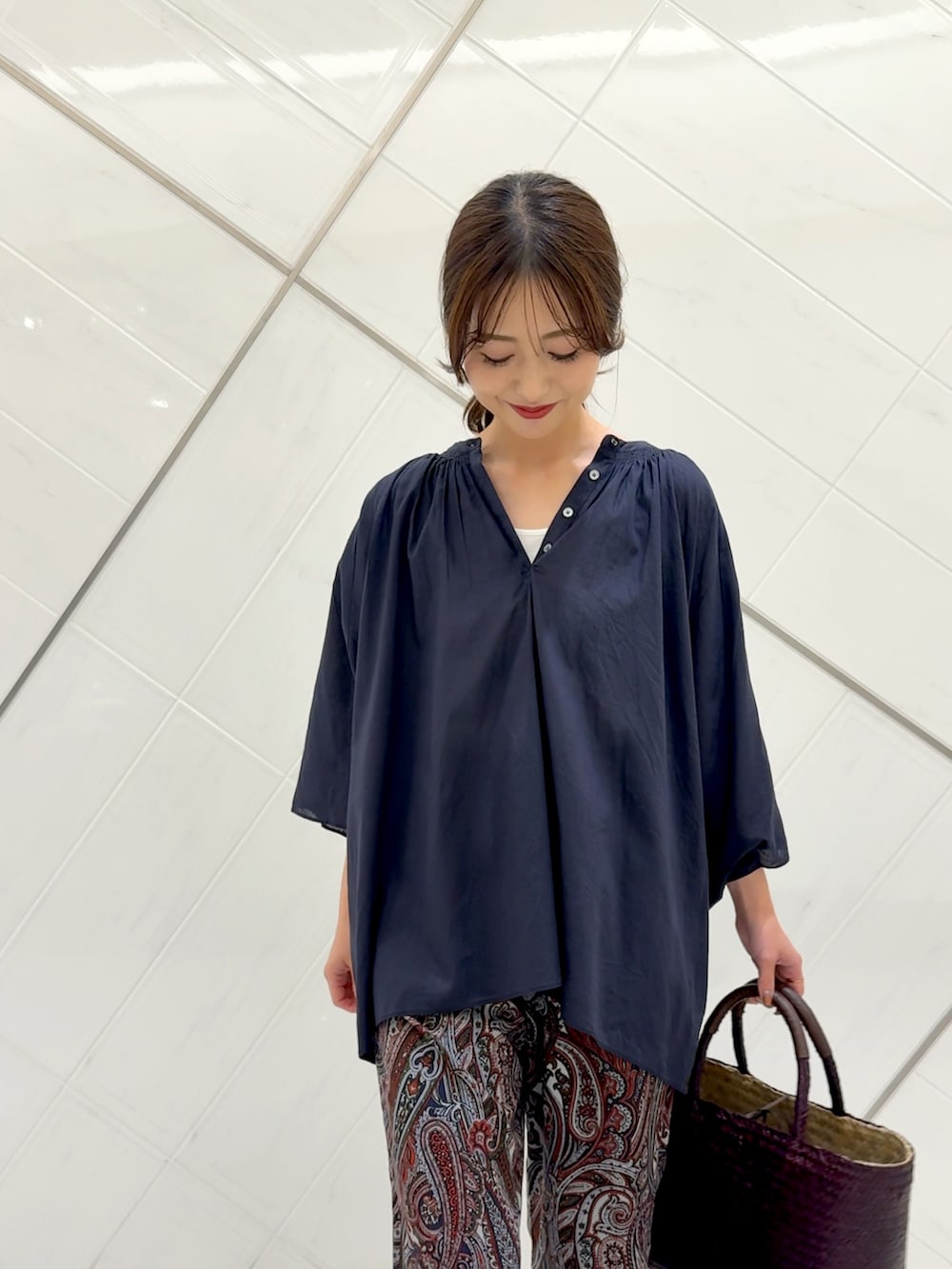 ブルー系のシャツ/ブラウス、ホワイト系のタンクトップ、レッド系のその他パンツを着用したレディースの夏コーディネートの5枚目の写真