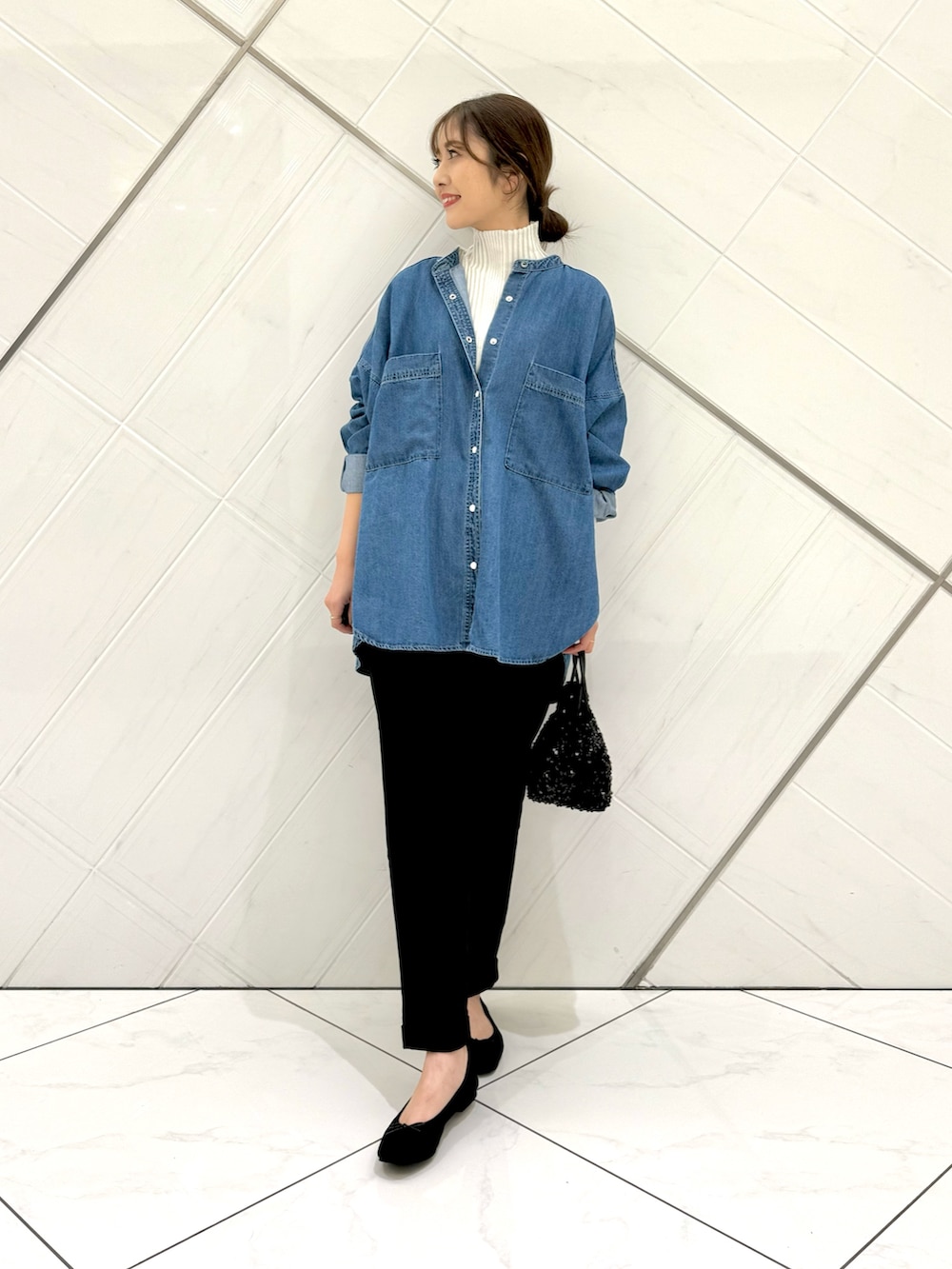 ブルー系のシャツ/ブラウス、グレー系のその他パンツ、ブラック系のバレエシューズを着用したレディースの秋コーディネートの2枚目の写真