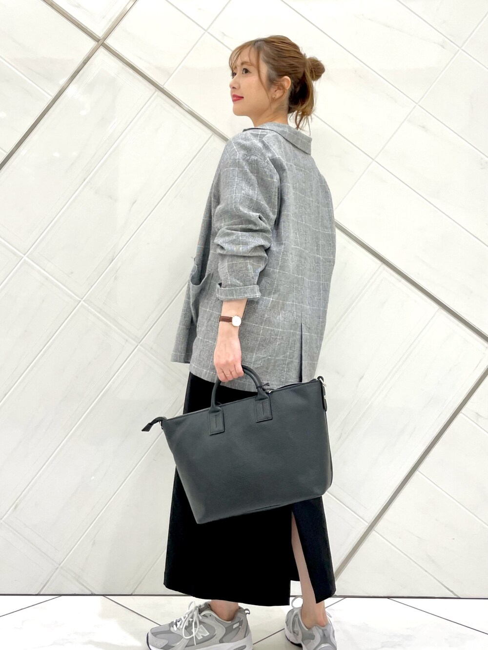 「スニーカー、タイトスカート、ジャケット、ロゴT、New Balance、スニーカーコーデ、お出かけコーデ、ママコーデ、URBAN RESEARCH DOORS、春服コーデ」|「MARCO BIANCHINIのMARCO BIANCHINI ビッグトート(トートバッグ、ブラック系)」を使った、イノウエ ユミさん(レディース・158cm)の春コーディネートの5枚目の写真