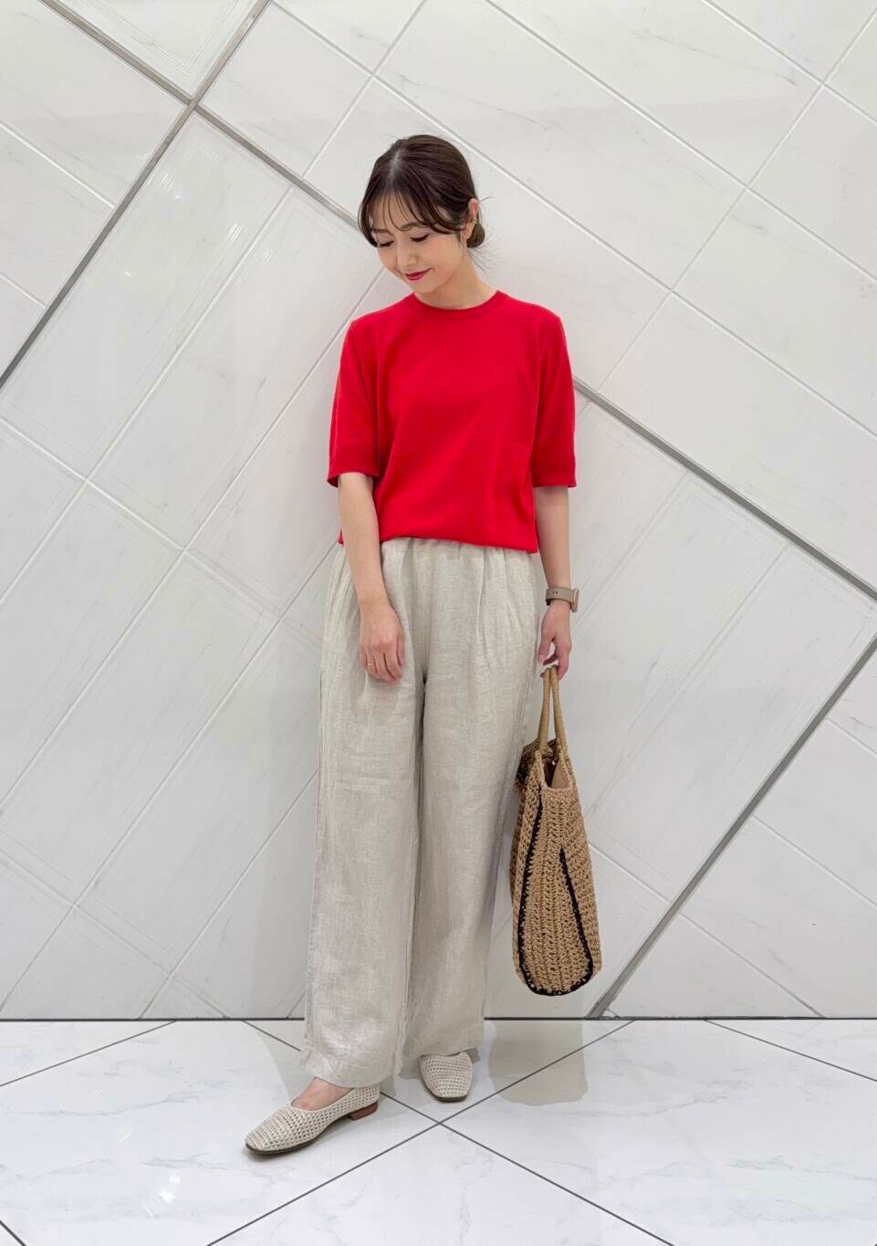 ベージュ系のその他パンツ、ベージュ系のトートバッグ、ホワイト系のバレエシューズを着用したレディースの春コーディネートの2枚目の写真