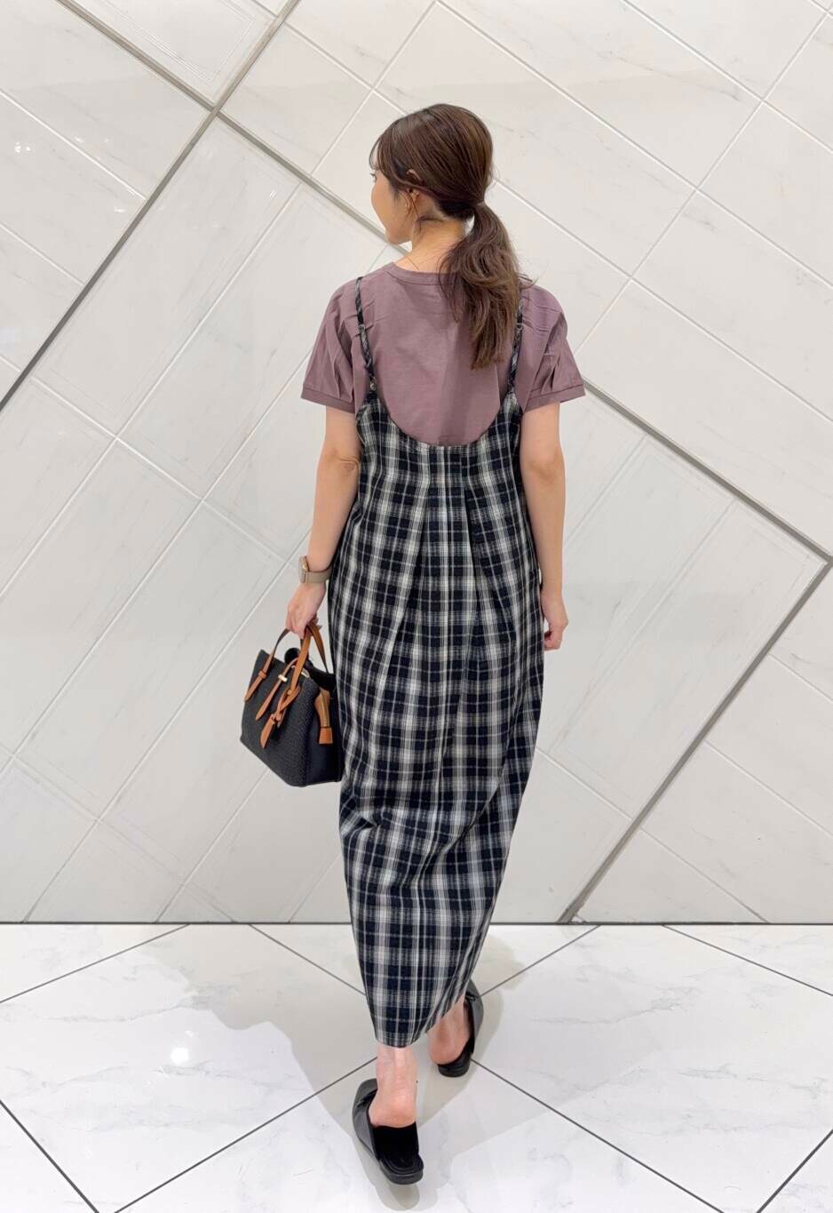 ブラック系のトートバッグ、ブラック系のサンダル、レッド系のTシャツ/カットソーを着用したレディースの夏コーディネートの6枚目の写真