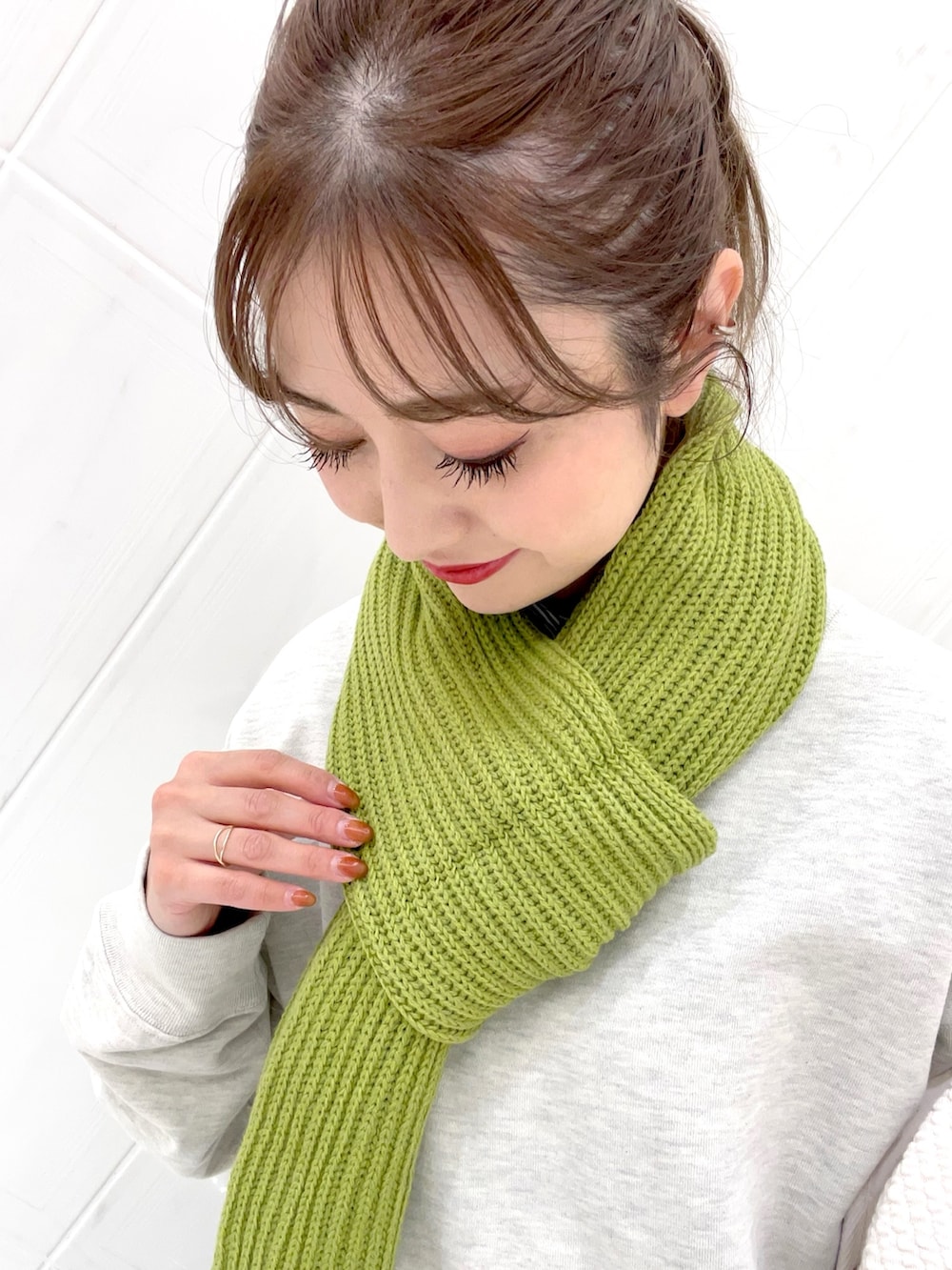 ホワイト系のノーカラージャケット、グレー系のトートバッグ、その他のシャツ/ブラウスを着用したレディースの秋コーディネートの9枚目の写真
