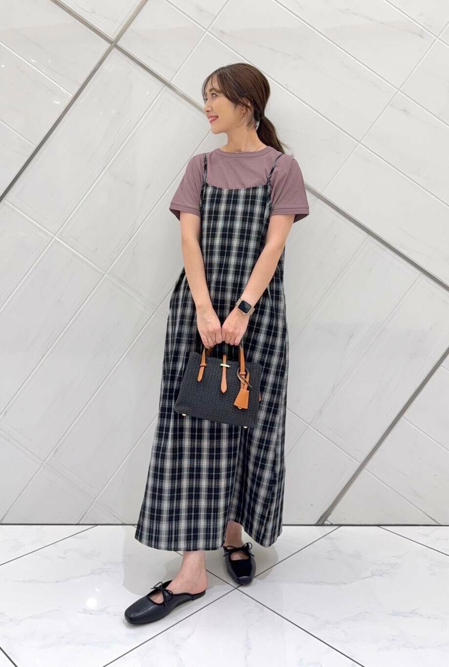 ブラック系のトートバッグ、ブラック系のサンダル、レッド系のTシャツ/カットソーを着用したレディースの夏コーディネートの3枚目の写真