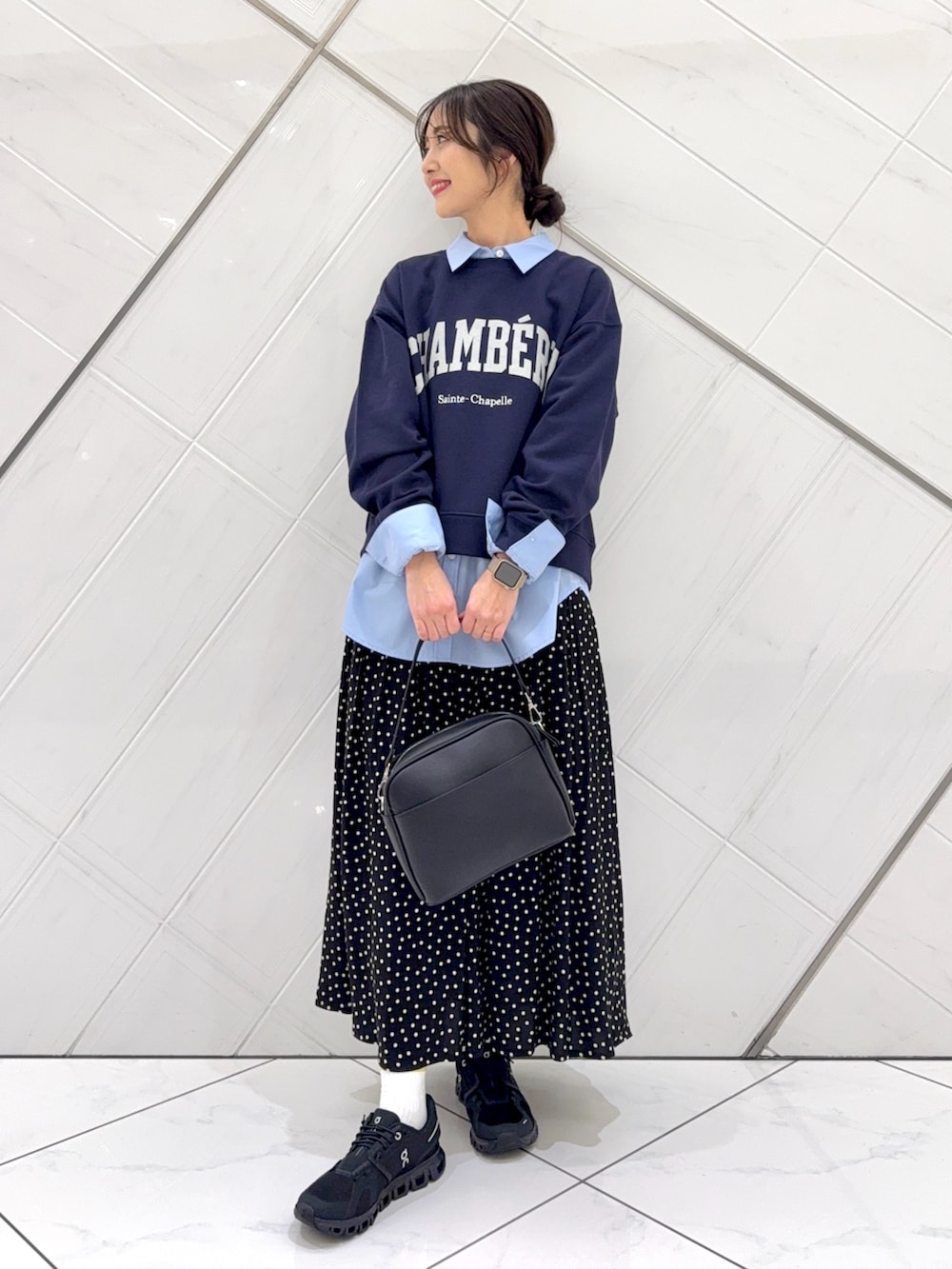 ブルー系のスウェット、ブラック系のスカート、ベージュ系のトレンチコートを着用したレディースの冬コーディネートの7枚目の写真