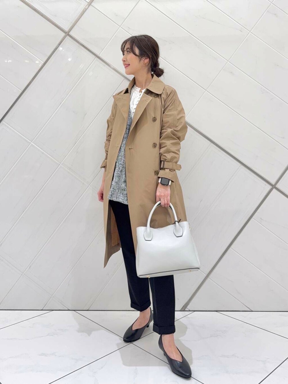 ホワイト系のショルダーバッグ、ホワイト系のシャツ/ブラウス、ブラック系のベストを着用したレディースの冬コーディネートの5枚目の写真