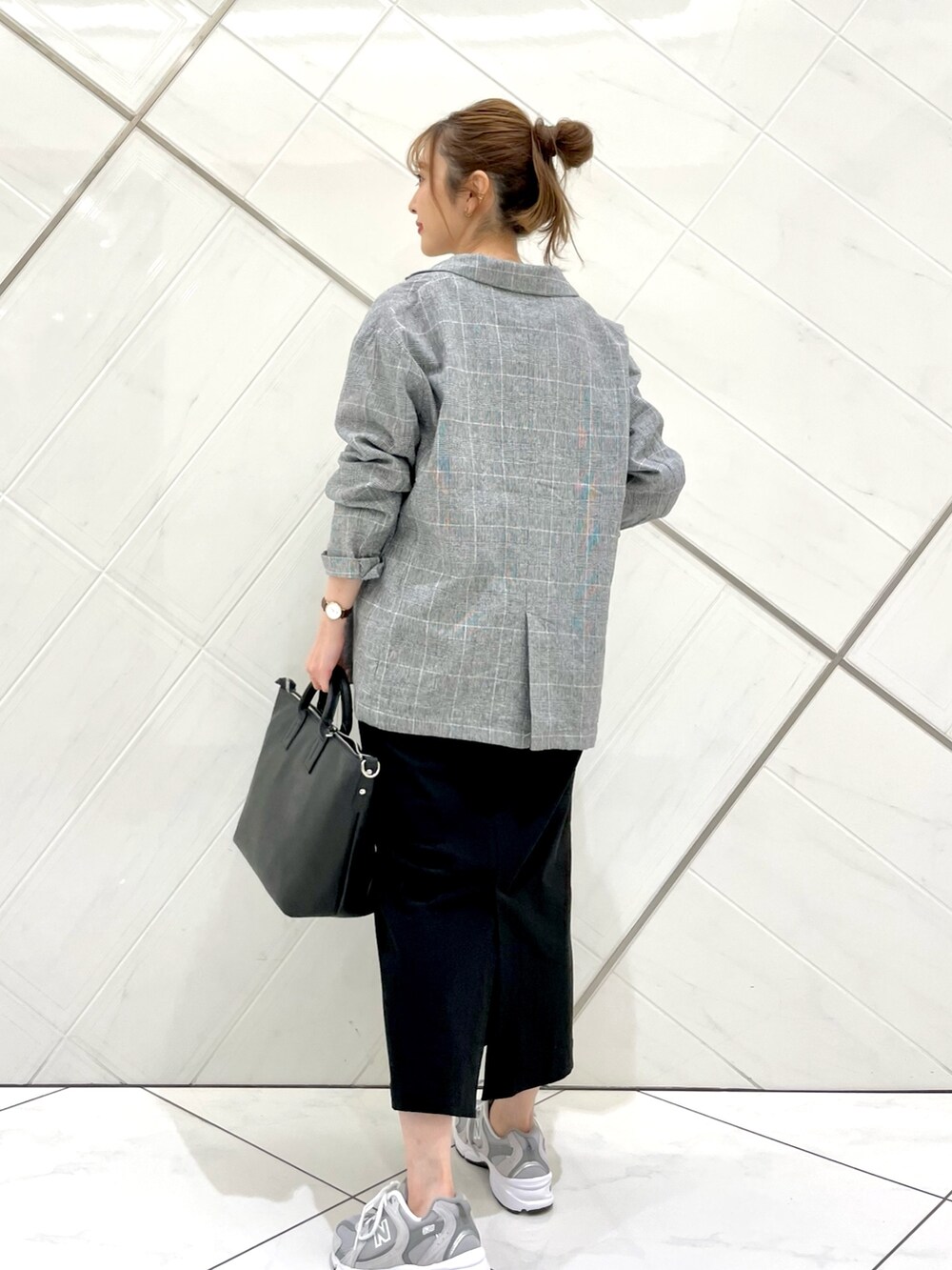 「スニーカー、タイトスカート、ジャケット、ロゴT、New Balance、スニーカーコーデ、お出かけコーデ、ママコーデ、URBAN RESEARCH DOORS、春服コーデ」|「MARCO BIANCHINIのMARCO BIANCHINI ビッグトート(トートバッグ、ブラック系)」を使った、イノウエ ユミさん(レディース・158cm)の春コーディネートの6枚目の写真