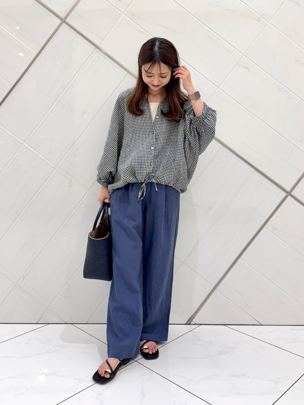 ブルー系のその他パンツ、ブルー系のトートバッグ、ブラック系のサンダルを着用したレディースの夏コーディネートの3枚目の写真