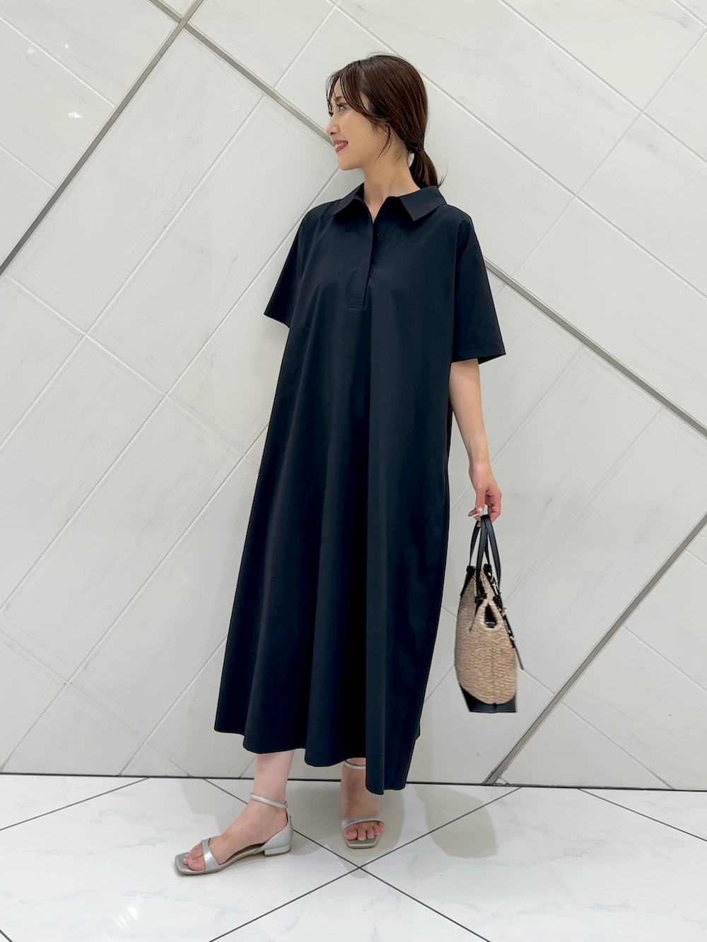 グレー系のワンピース、シルバー系のサンダル、ブラック系のショルダーバッグを着用したレディースの夏コーディネートの3枚目の写真