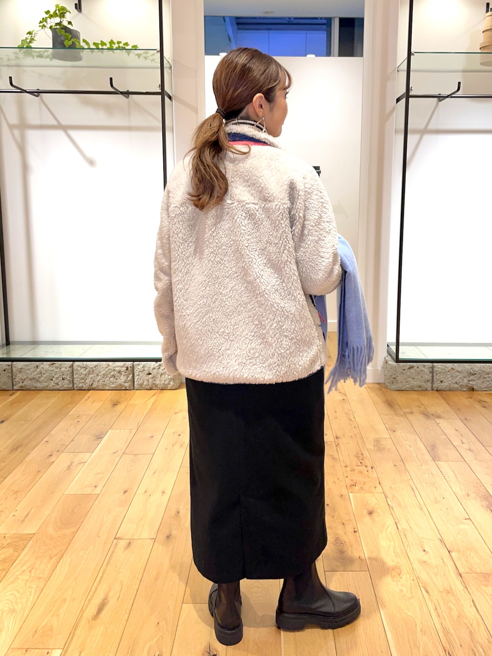 「ストール、タートルネック、大人カジュアル、サイドゴアブーツ、patagonia、ジャンパースカート、ママコーデ、URBAN RESEARCH DOORS、アーバンリサーチドアーズ、オトナカジュアル」｜「URBAN RESEARCH DOORSのボーダーリブタートル（ニット/セーター、グレー系）」を使った、イノウエ ユミさん（レディース・158cm）の冬コーディネートの3枚目の写真