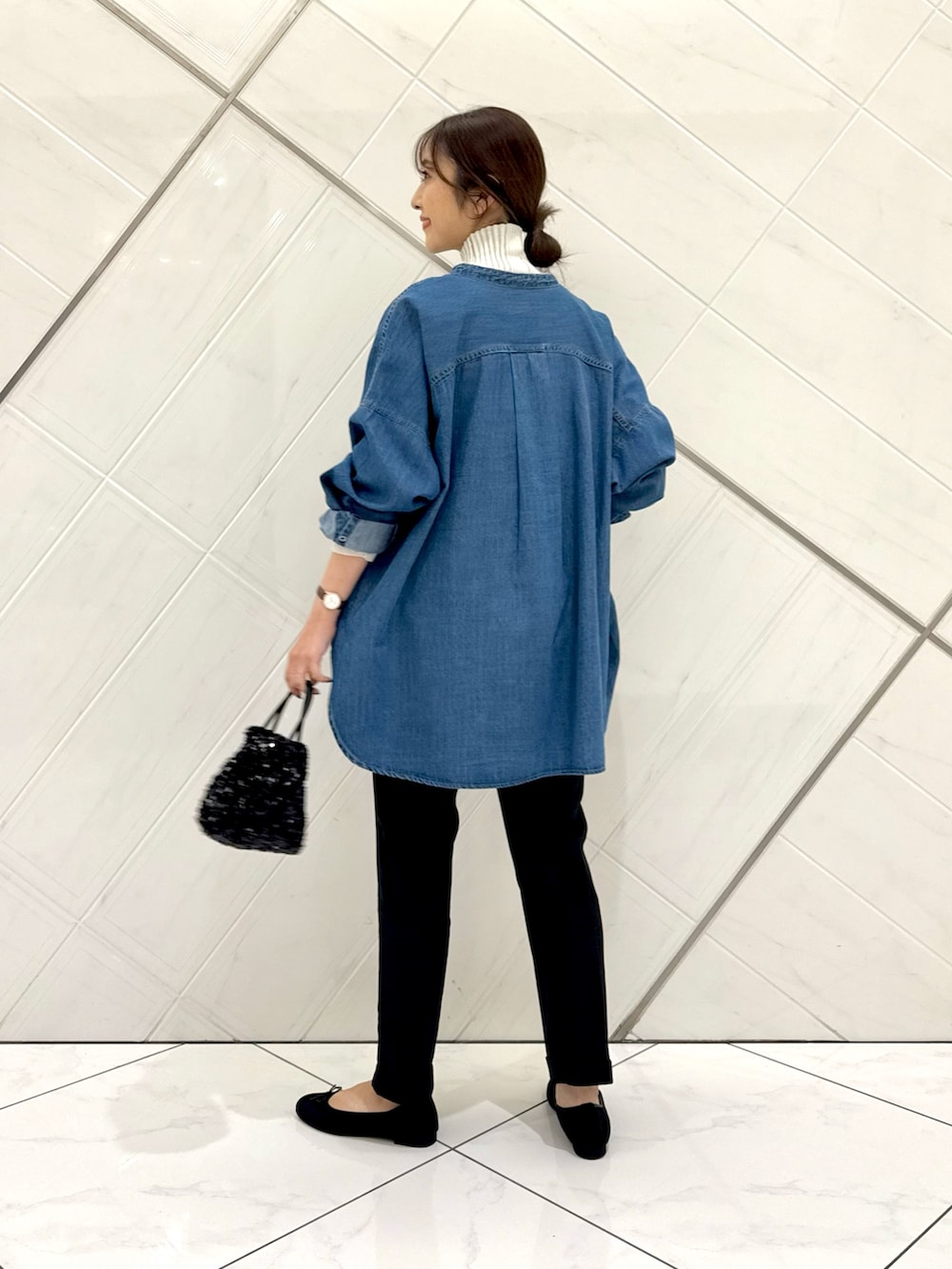 ブルー系のシャツ/ブラウス、グレー系のその他パンツ、ブラック系のバレエシューズを着用したレディースの秋コーディネートの5枚目の写真