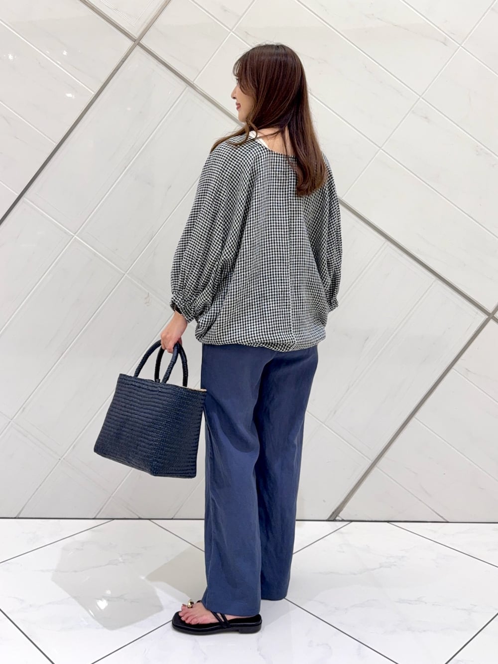 ブルー系のその他パンツ、ブルー系のトートバッグ、ブラック系のサンダルを着用したレディースの夏コーディネートの5枚目の写真