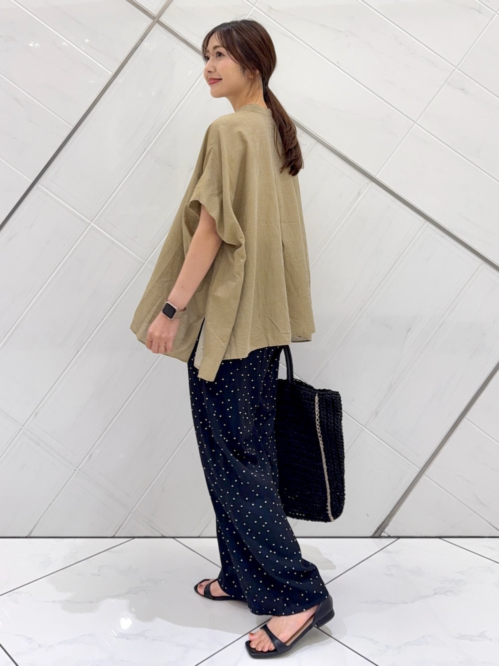 ベージュ系のシャツ/ブラウス、ブルー系のその他パンツ、ブラック系のトートバッグを着用したレディースの夏コーディネートの4枚目の写真