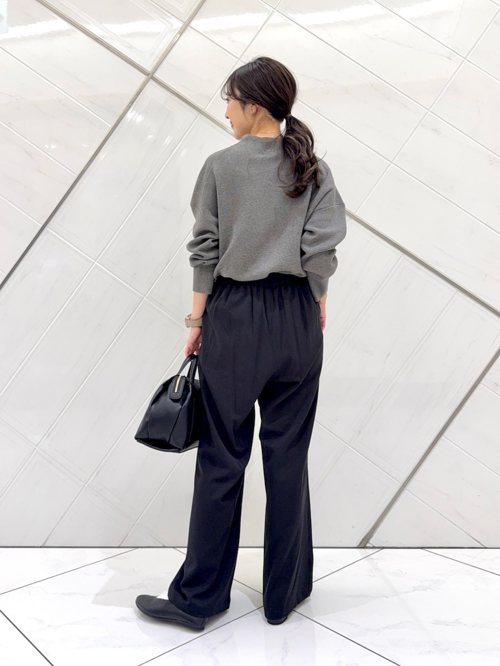 ブルー系のシャツ/ブラウス、グレー系のニット/セーター、ブラック系のその他パンツを着用したレディースの秋コーディネートの8枚目の写真