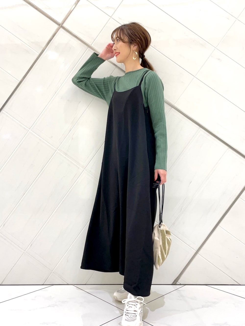 「スニーカー、New Balance、大人カジュアル、patagonia、お出かけコーデ、シンプルコーデ、ママコーデ、キャミワンピ、アーバンリサーチドアーズ、ママファッション」｜「beejのbeej Velor drawstring bag Zebra（ショルダーバッグ、ホワイト系）」を使った、イノウエ ユミさん（レディース・158cm）の秋コーディネートの5枚目の写真