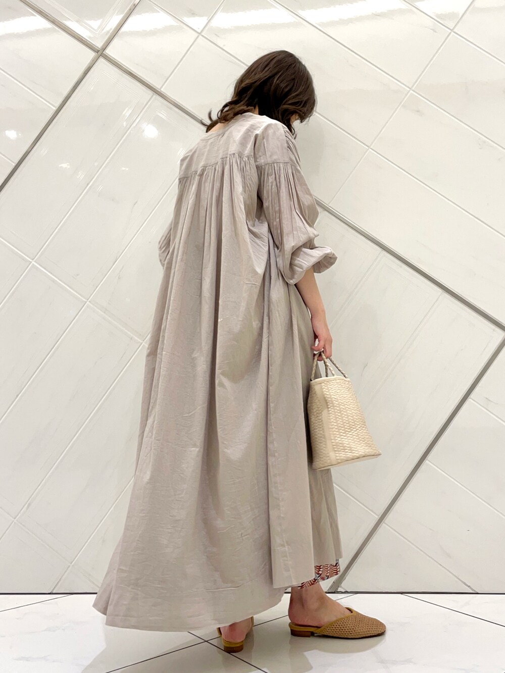 「ワンピーススタイル、ロングワンピース、ママコーデ、アーバンリサーチドアーズ、URBAN RESEARCH DOORS、ラフコーデ、楽チンコーデ、大人カジュアル、オトナカジュアル、レイヤードスタイル」|「URBAN RESEARCH DOORSのレザーメッシュミニバッグ(その他、ホワイト系)」を使った、井上 裕美さん(レディース・158cm)の春コーディネートの4枚目の写真