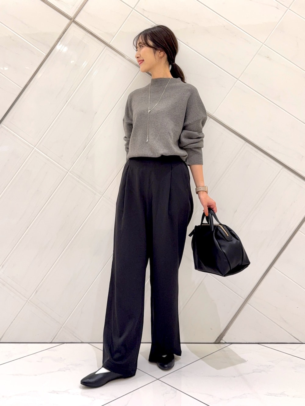 ブルー系のシャツ/ブラウス、グレー系のニット/セーター、ブラック系のその他パンツを着用したレディースの秋コーディネートの5枚目の写真