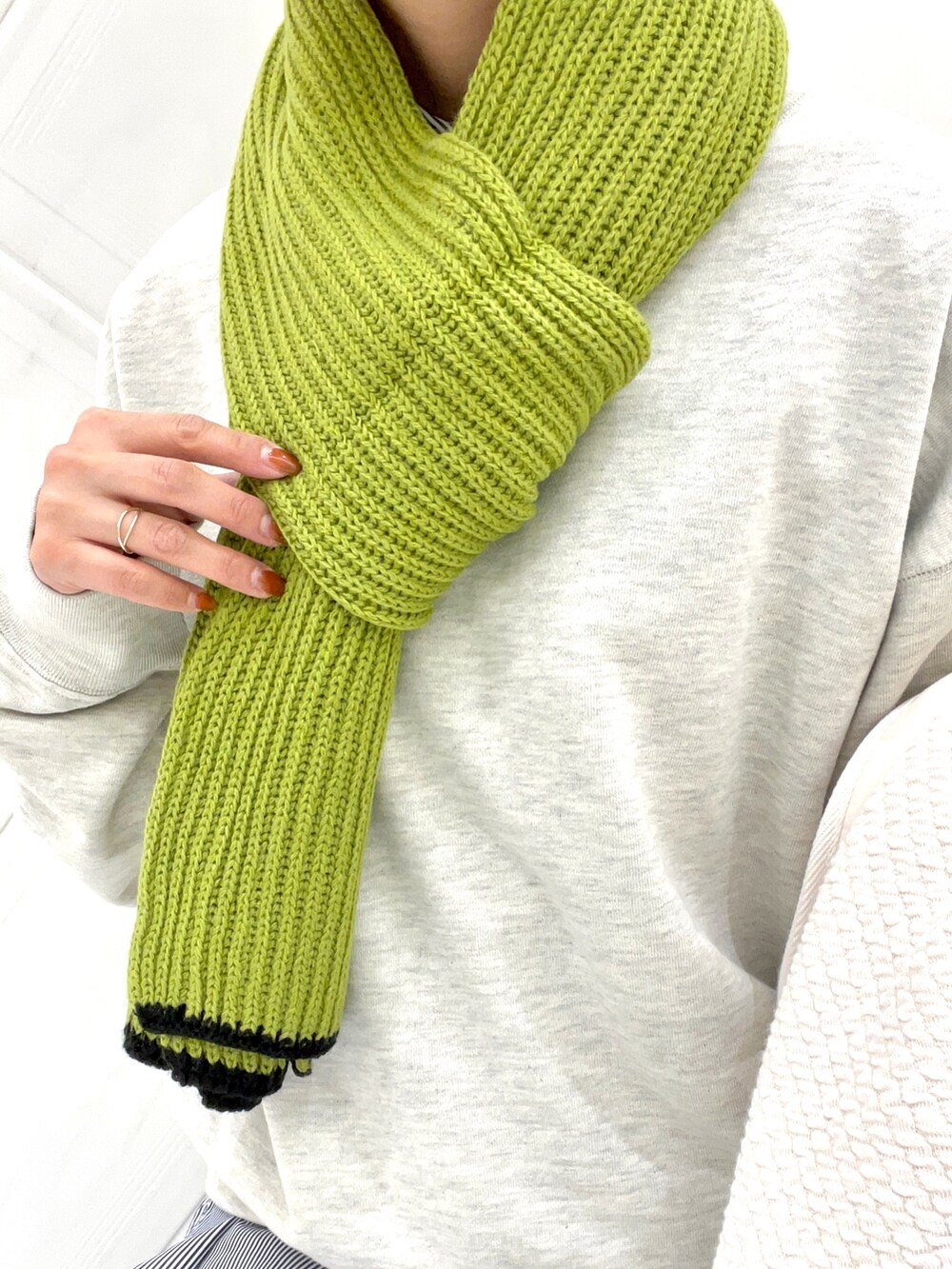 ホワイト系のノーカラージャケット、グレー系のトートバッグ、その他のシャツ/ブラウスを着用したレディースの秋コーディネートの8枚目の写真