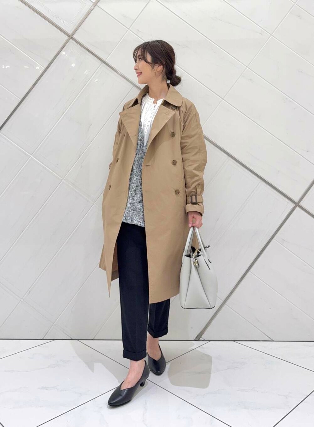 ホワイト系のショルダーバッグ、ホワイト系のシャツ/ブラウス、ブラック系のベストを着用したレディースの冬コーディネートの6枚目の写真