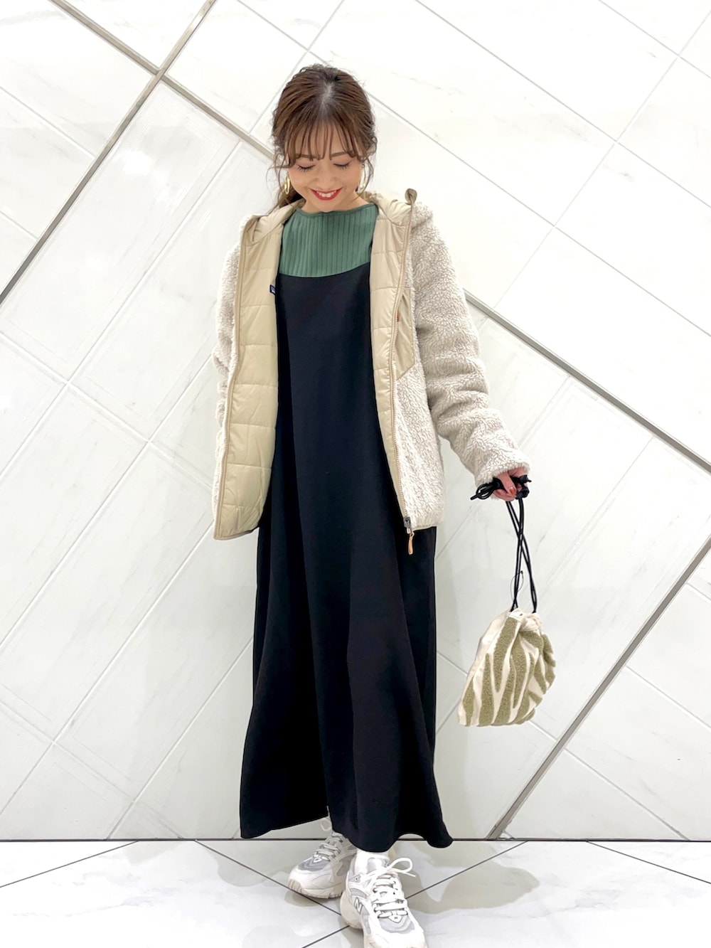 「スニーカー、New Balance、大人カジュアル、patagonia、お出かけコーデ、シンプルコーデ、ママコーデ、キャミワンピ、アーバンリサーチドアーズ、ママファッション」｜「beejのbeej Velor drawstring bag Zebra（ショルダーバッグ、ホワイト系）」を使った、イノウエ ユミさん（レディース・158cm）の秋コーディネートの3枚目の写真