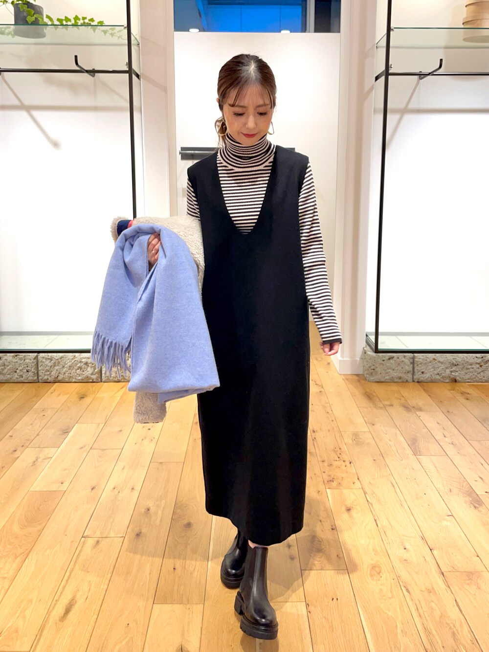 「ストール、タートルネック、大人カジュアル、サイドゴアブーツ、patagonia、ジャンパースカート、ママコーデ、URBAN RESEARCH DOORS、アーバンリサーチドアーズ、オトナカジュアル」｜「URBAN RESEARCH DOORSのボーダーリブタートル（ニット/セーター、グレー系）」を使った、イノウエ ユミさん（レディース・158cm）の冬コーディネートの4枚目の写真