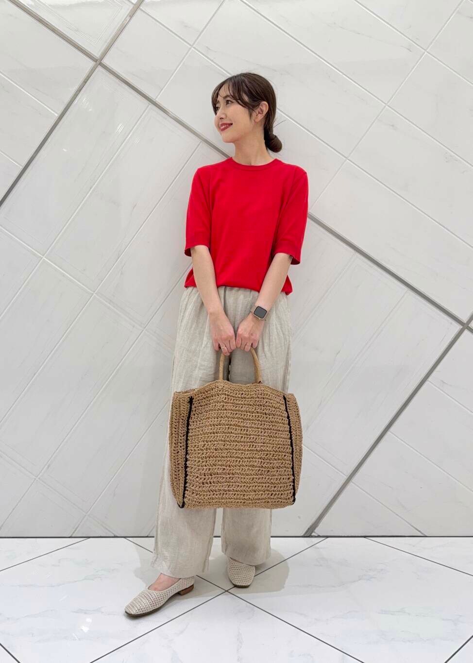 ベージュ系のその他パンツ、ベージュ系のトートバッグ、ホワイト系のバレエシューズを着用したレディースの春コーディネートの3枚目の写真