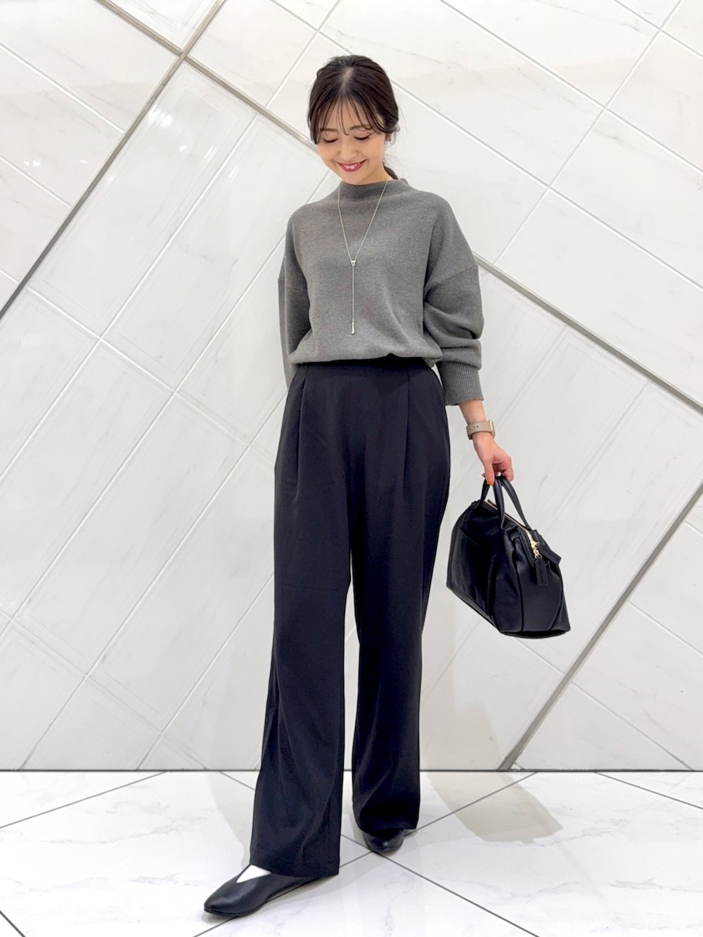 ブルー系のシャツ/ブラウス、グレー系のニット/セーター、ブラック系のその他パンツを着用したレディースの秋コーディネートの7枚目の写真