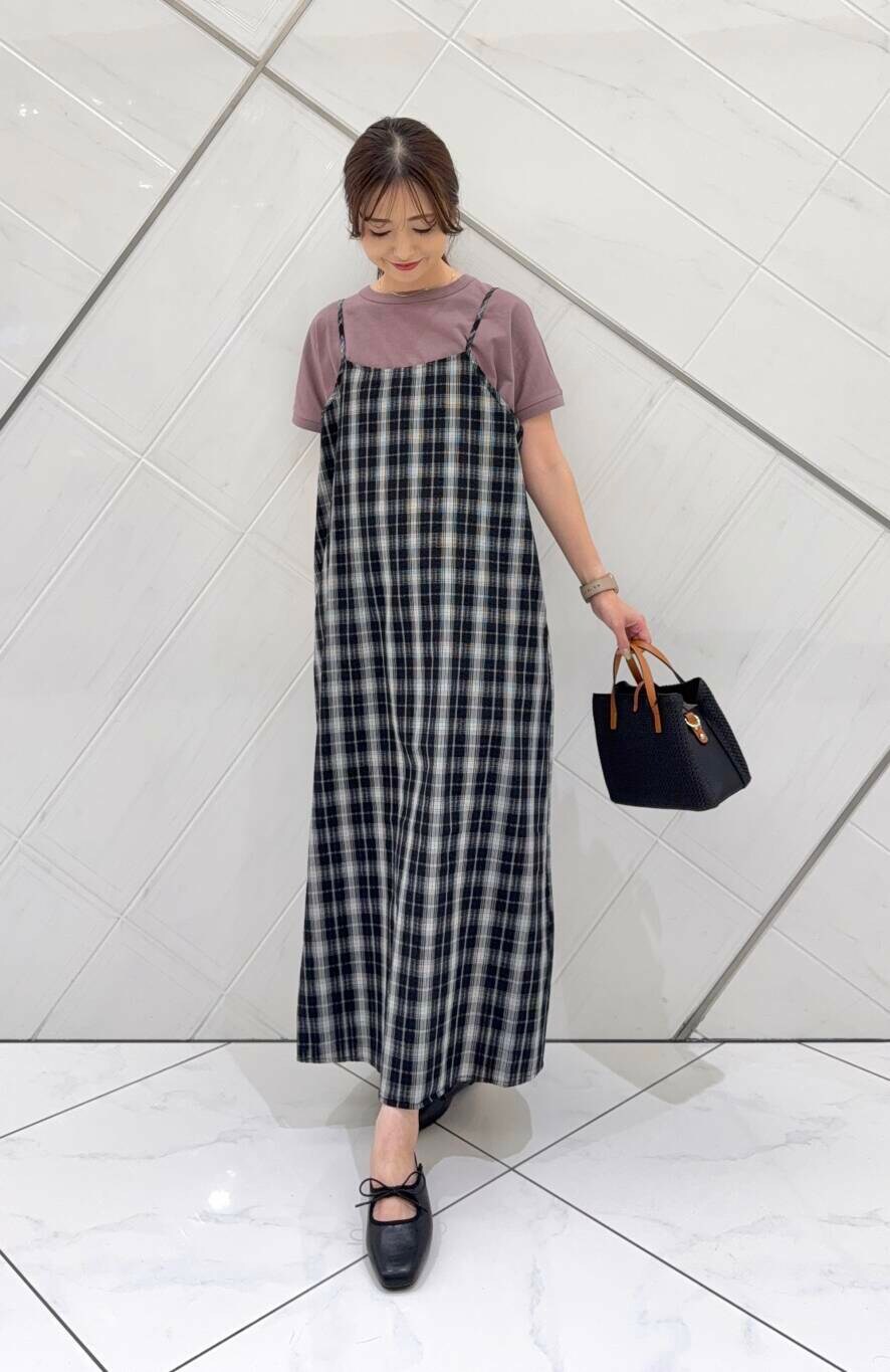 ブラック系のトートバッグ、ブラック系のサンダル、レッド系のTシャツ/カットソーを着用したレディースの夏コーディネートの2枚目の写真