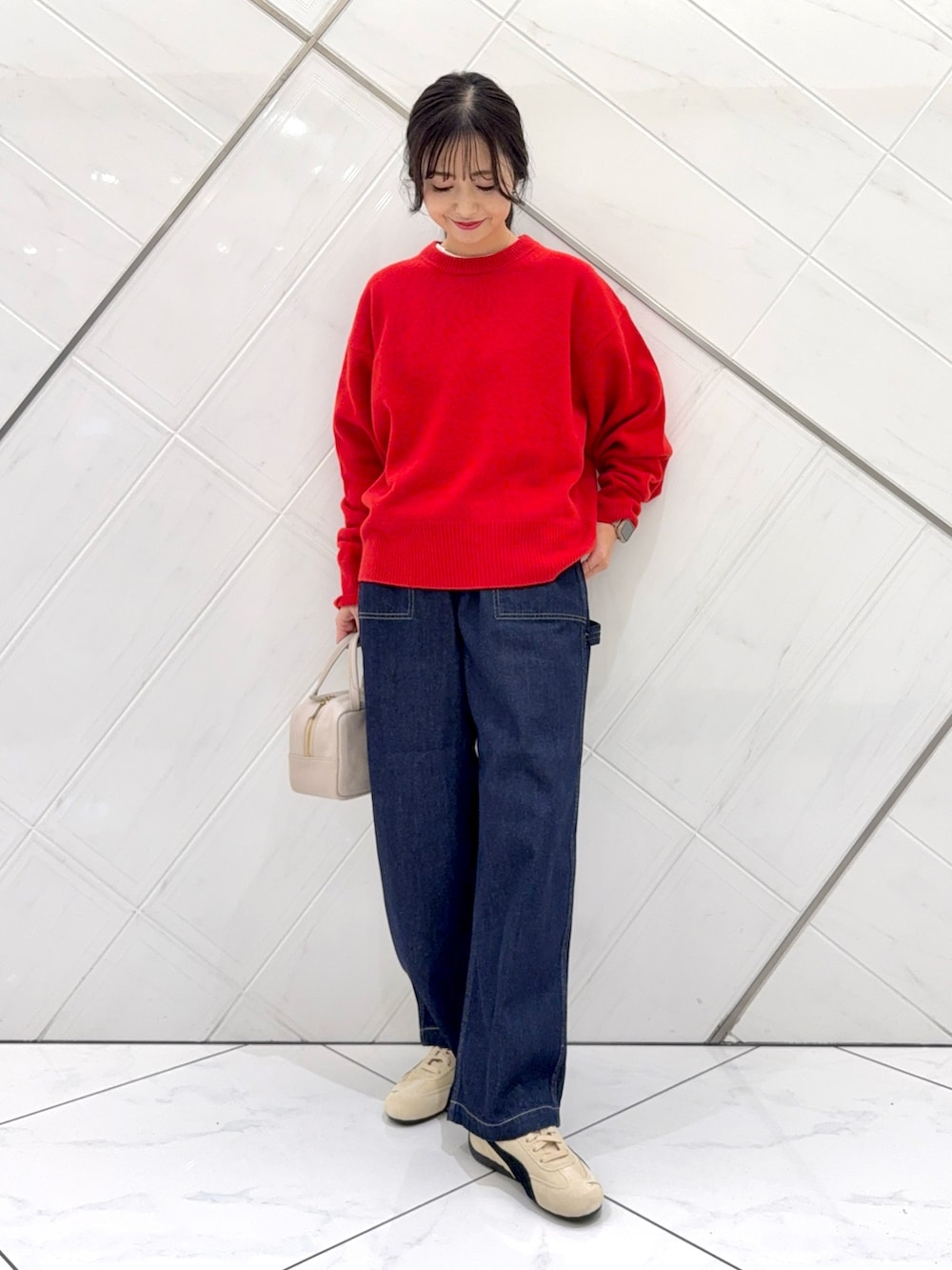 レッド系のニット/セーター、ホワイト系のTシャツ/カットソー、グレー系のボストンバッグを着用したレディースの秋コーディネートの5枚目の写真