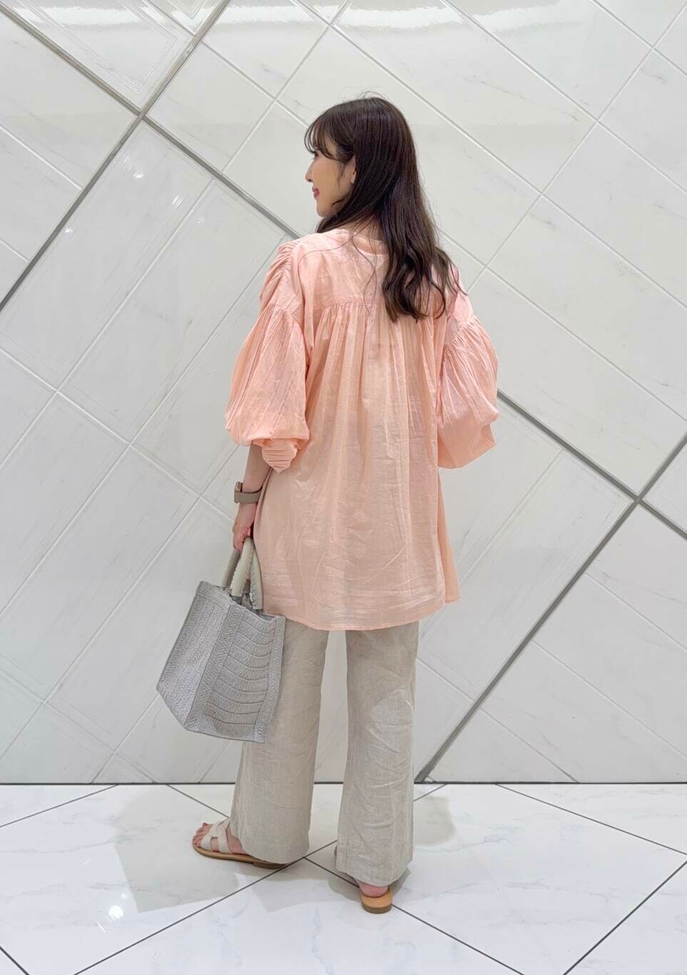 ベージュ系のその他パンツ、グレー系のハンドバッグ、ホワイト系のサンダルを着用したレディースの春コーディネートの6枚目の写真