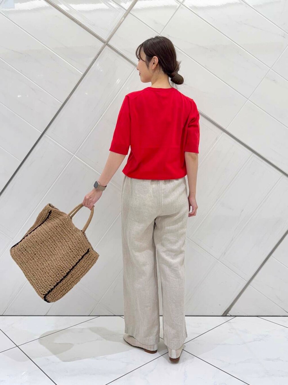 ベージュ系のその他パンツ、ベージュ系のトートバッグ、ホワイト系のバレエシューズを着用したレディースの春コーディネートの6枚目の写真