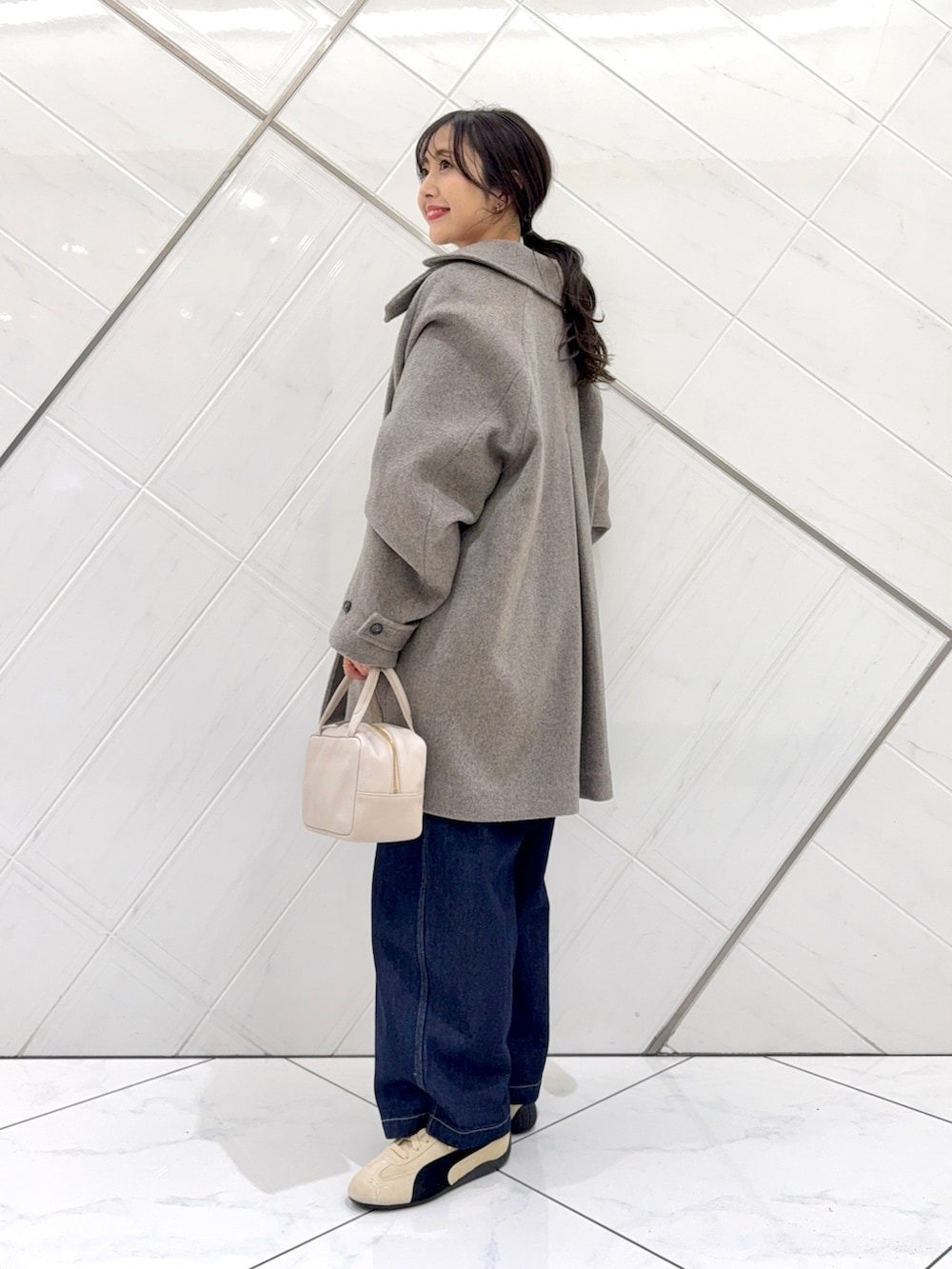 レッド系のニット/セーター、ホワイト系のTシャツ/カットソー、グレー系のボストンバッグを着用したレディースの秋コーディネートの3枚目の写真