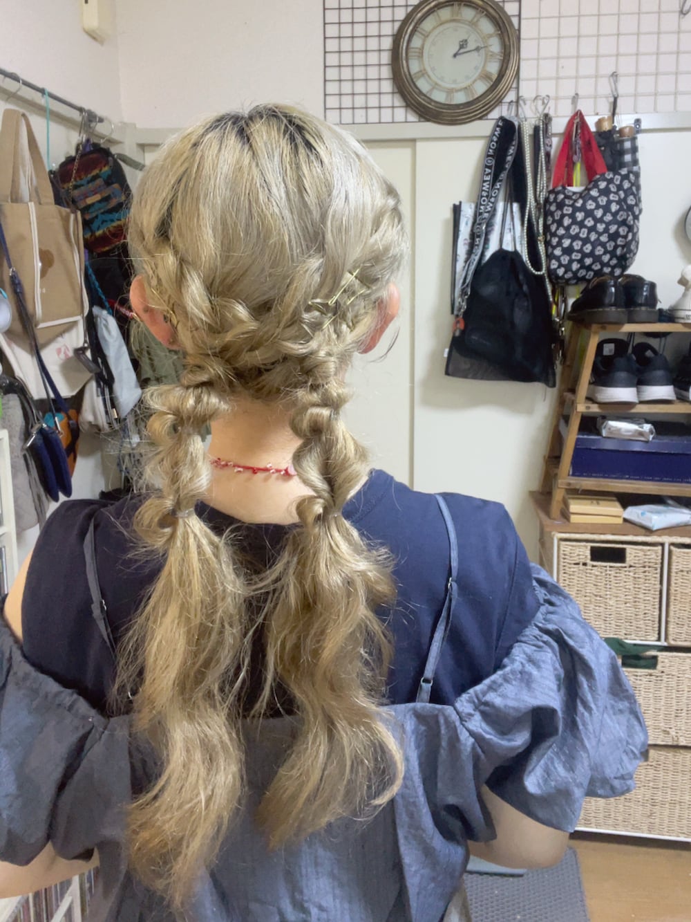 ブルー系のTシャツ/カットソー、グレー系のデニムパンツ、ブラック系のサンダルを着用したレディースの夏コーディネートの4枚目の写真