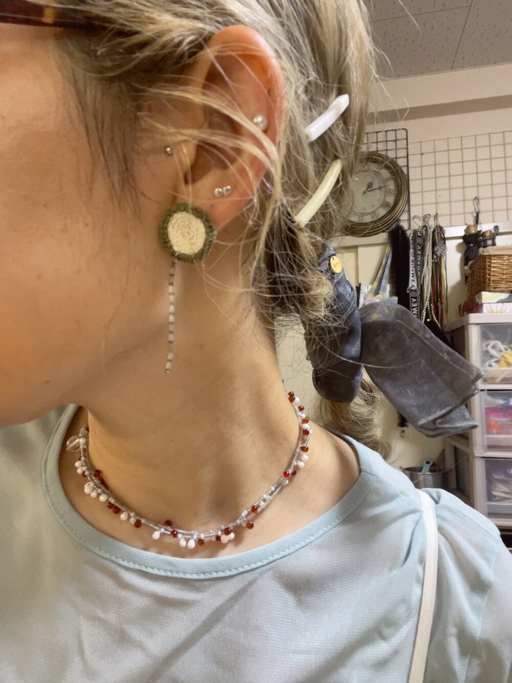 ホワイト系のサロペット/オーバーオール、ブルー系のトップス、シルバー系のスニーカーを着用したレディースの夏コーディネートの5枚目の写真