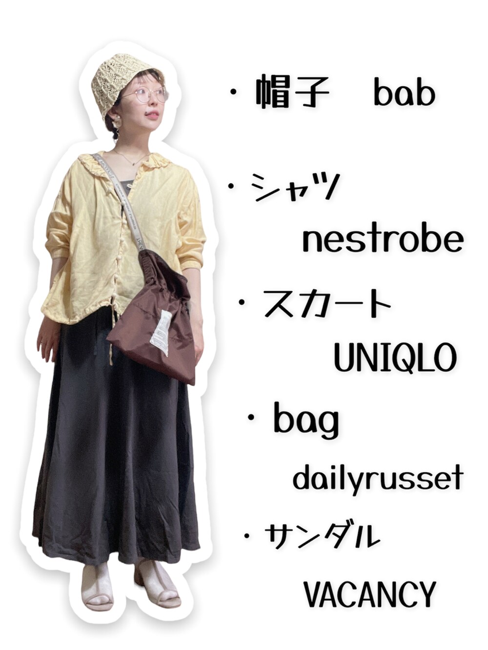 グレー系のスカート、ベージュ系のサンダル、ブラウン系のショルダーバッグを着用したレディースの春コーディネートの2枚目の写真