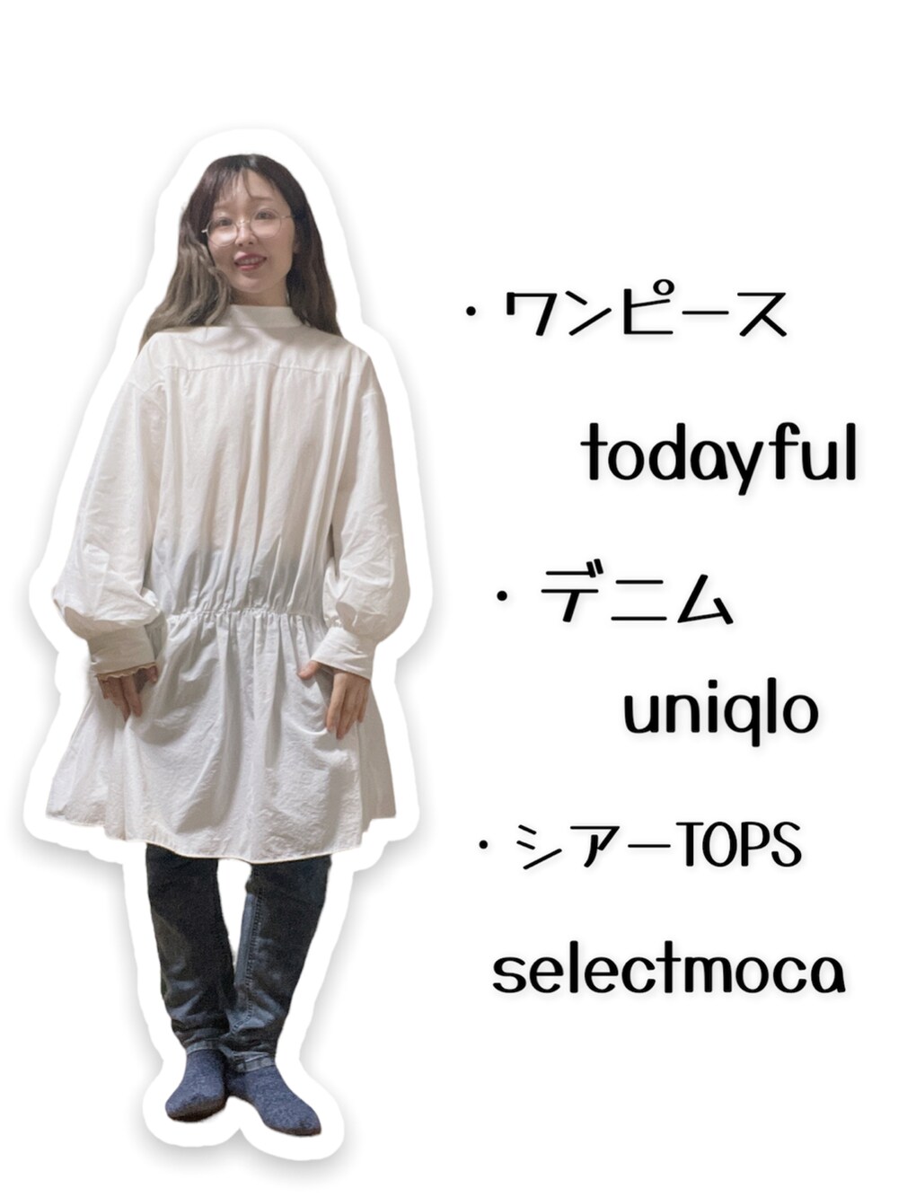 ホワイト系のシャツワンピース、ベージュ系のTシャツ/カットソー、ホワイト系のショルダーバッグを着用したレディースの春コーディネートの3枚目の写真