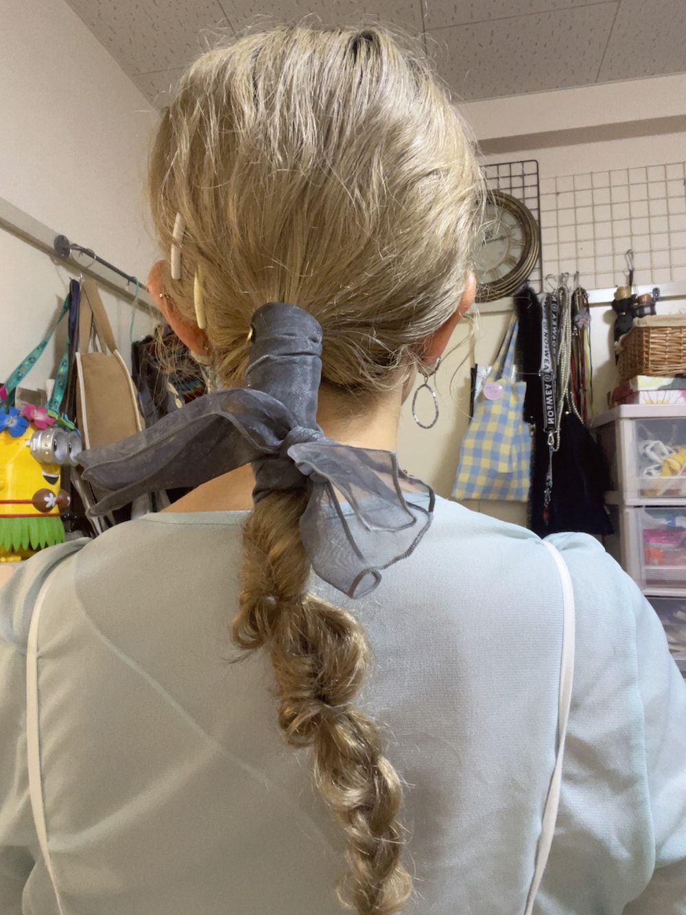 ホワイト系のサロペット/オーバーオール、ブルー系のトップス、シルバー系のスニーカーを着用したレディースの夏コーディネートの4枚目の写真